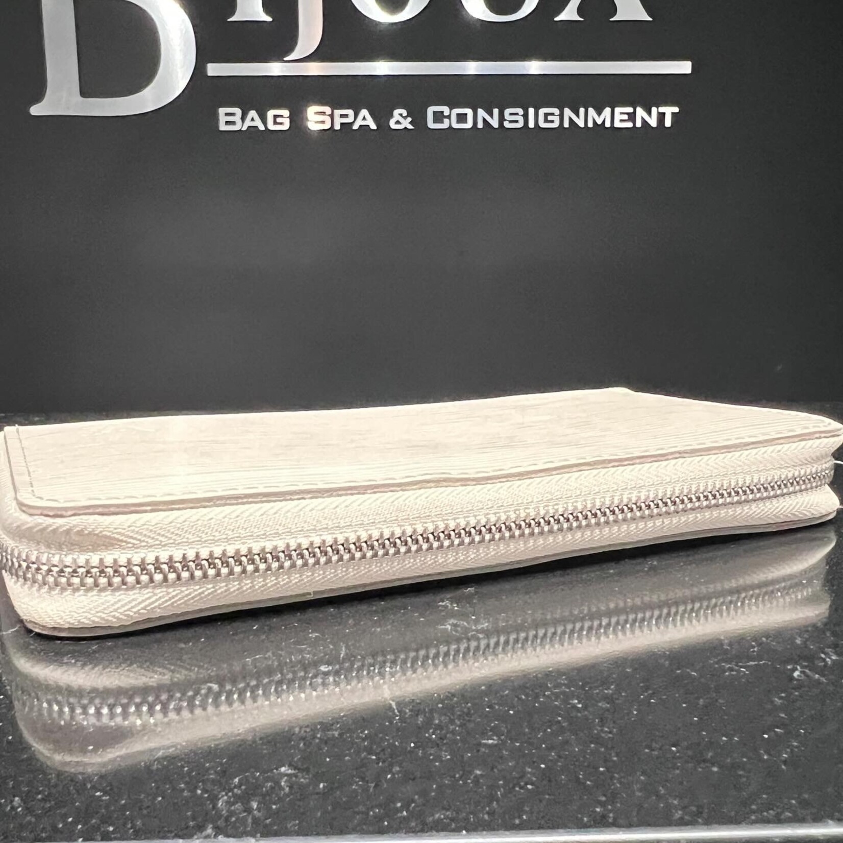 Louis Vuitton Louis Vuitton white Epi Zippy Wallet