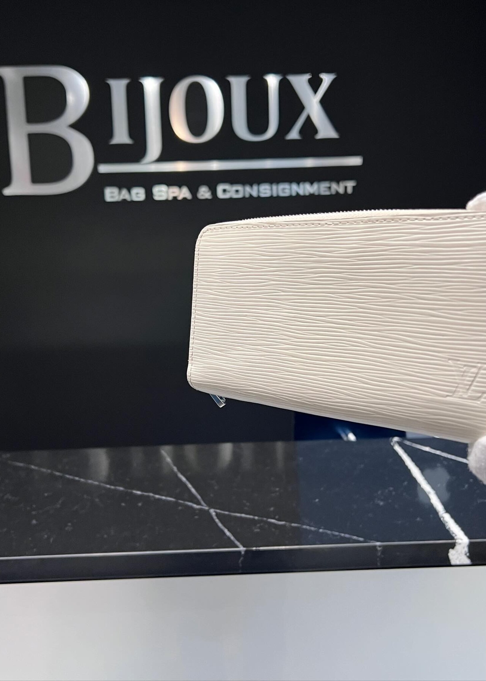 Louis Vuitton Louis Vuitton white Epi Zippy Wallet