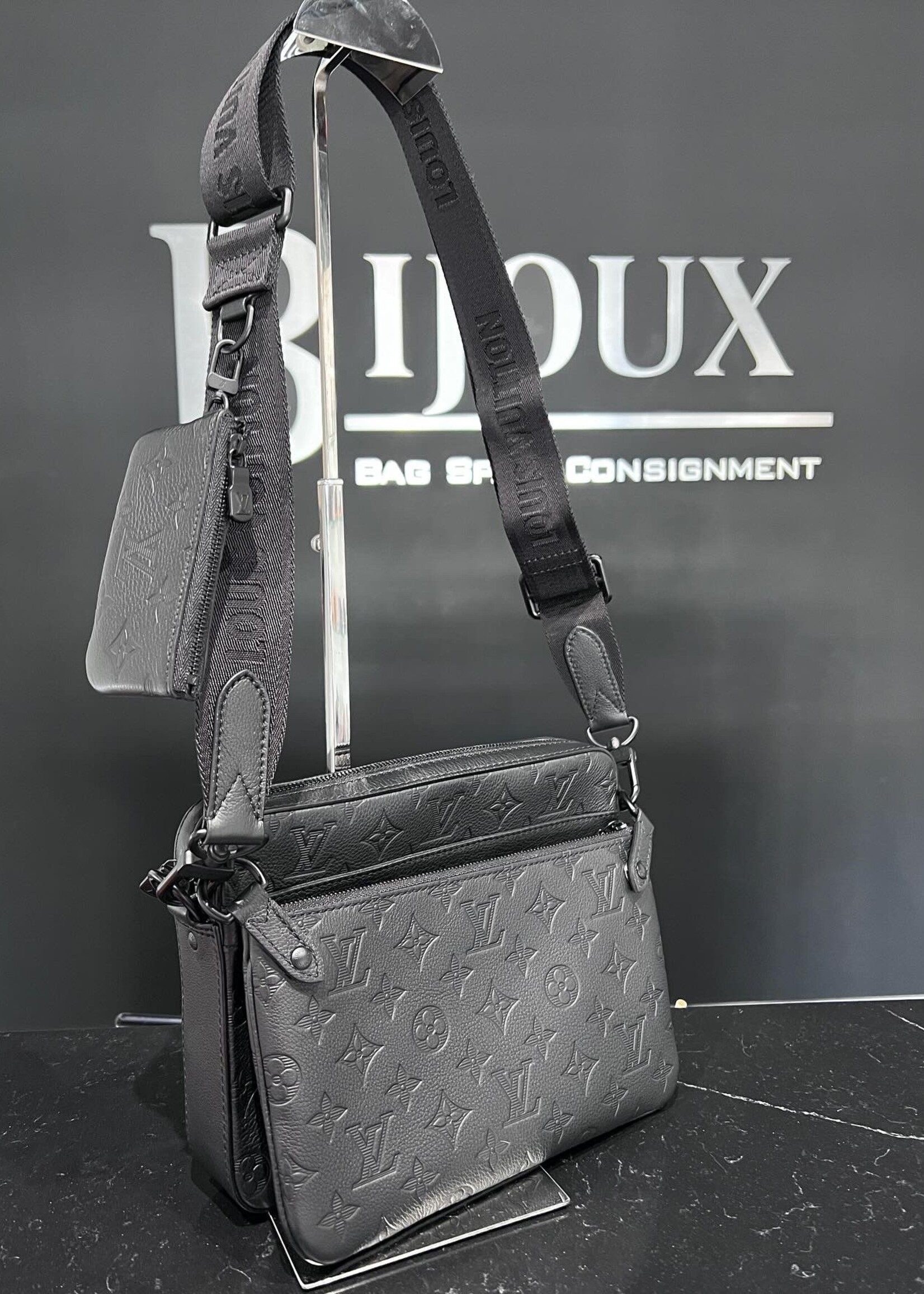 Louis Vuitton SOLD- Louis Vuitton Trio Messanger Noir