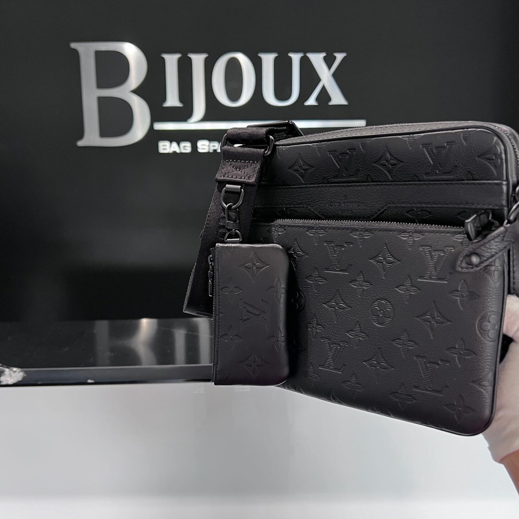 Louis Vuitton Louis Vuitton Trio Messanger Noir