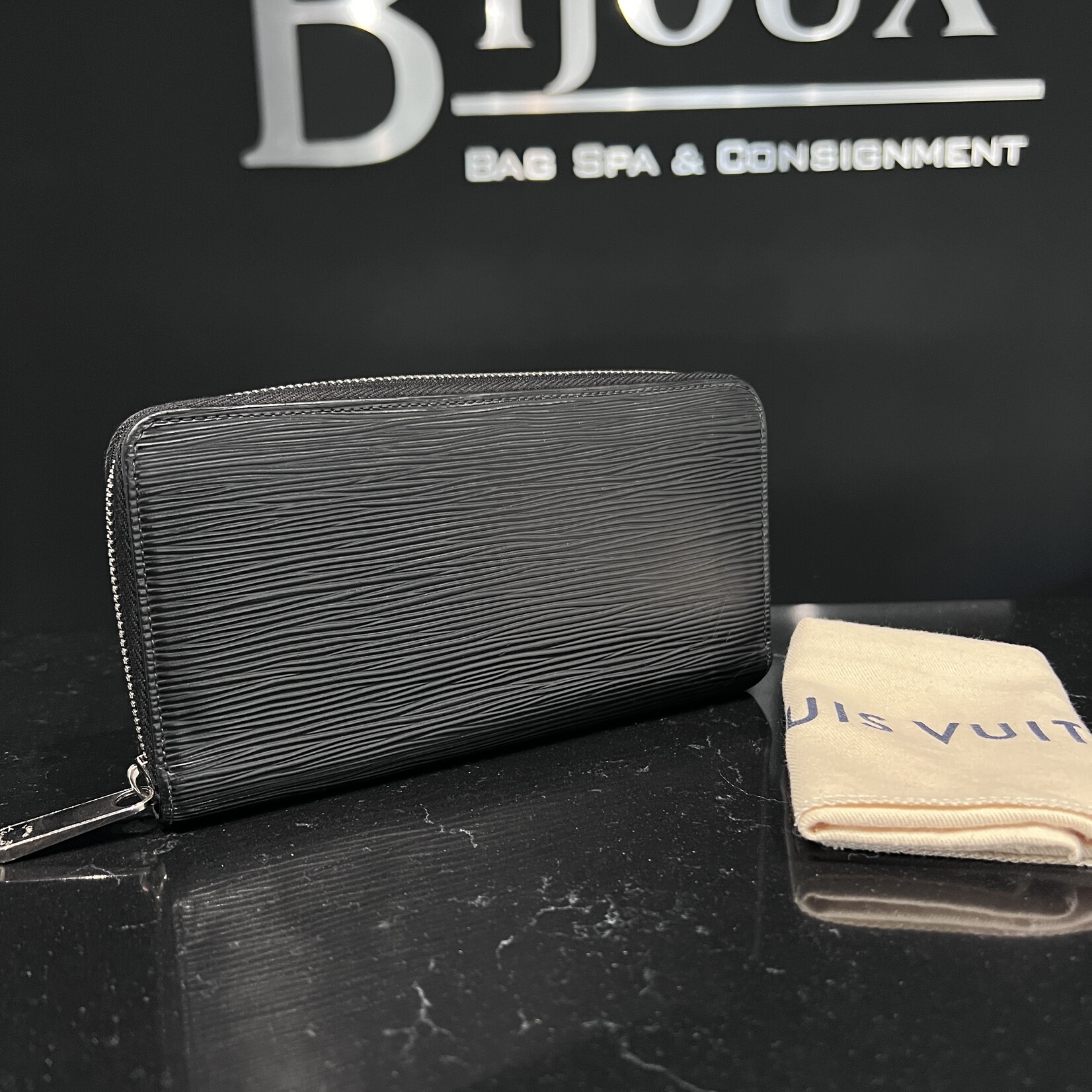 Louis Vuitton Louis Vuitton Black Epi Zippy Wallet