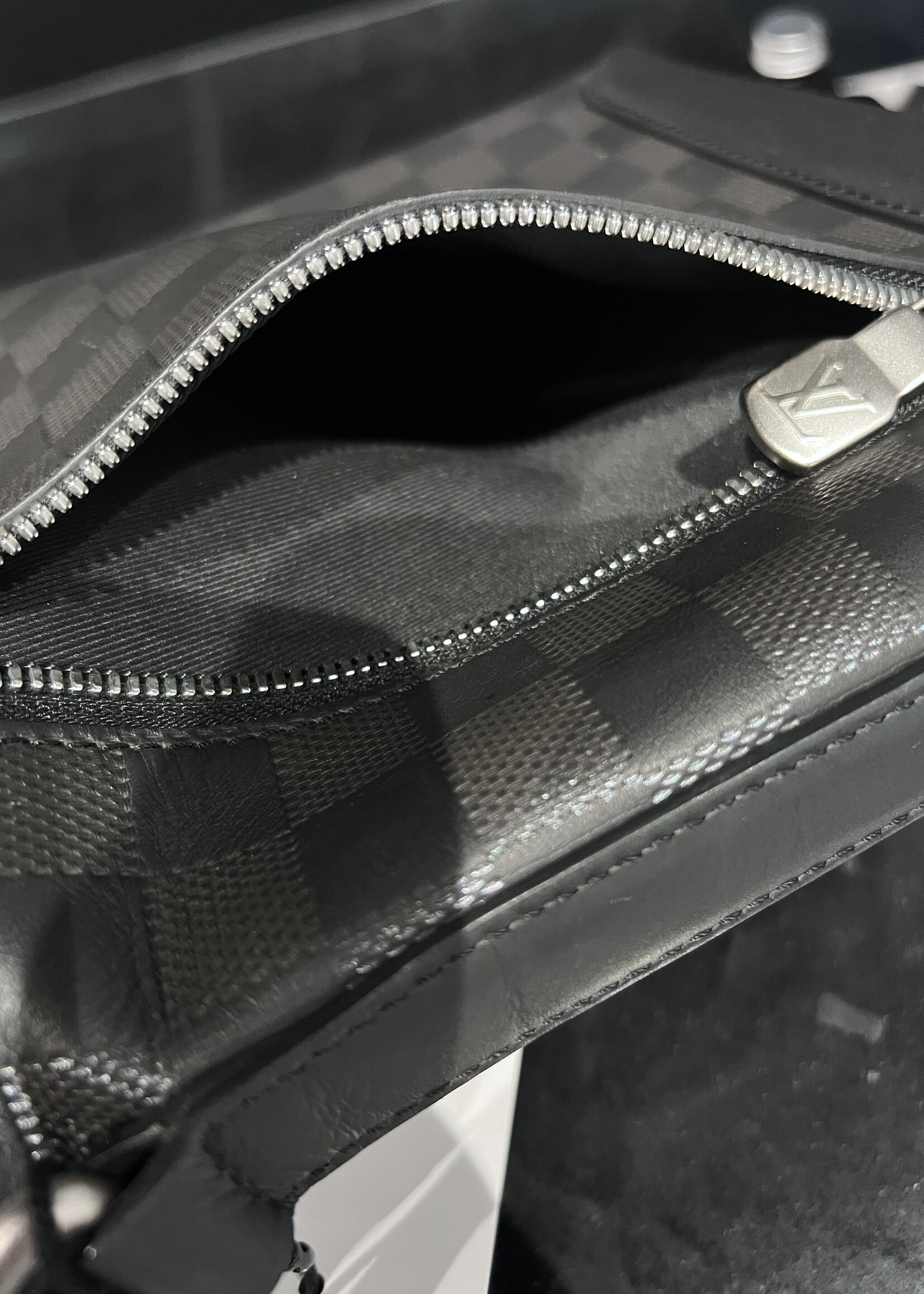 Louis Vuitton SOLD- Louis Vuitton Discovery Messanger