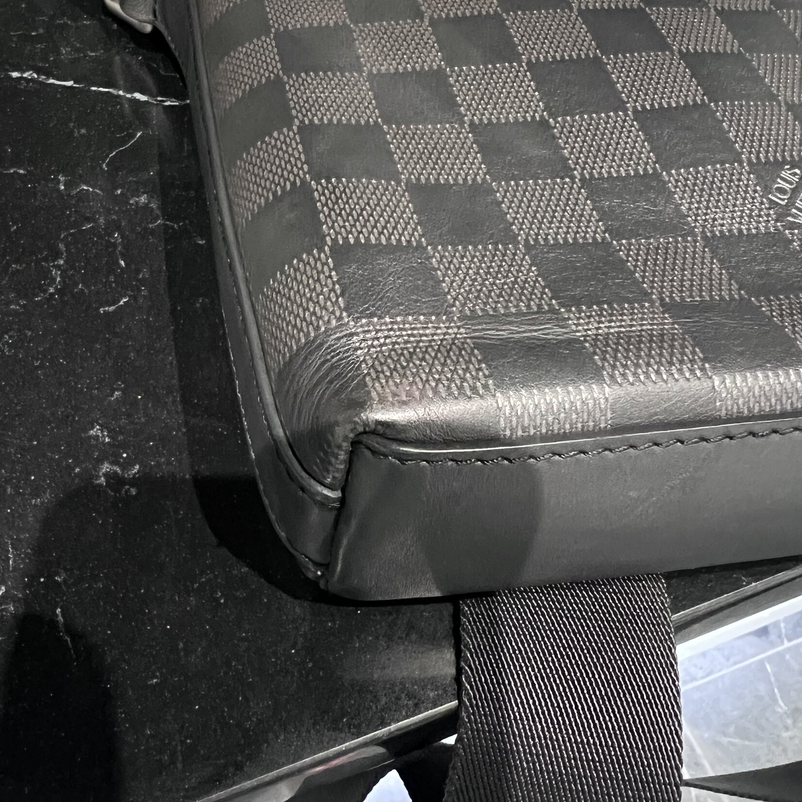 Louis Vuitton SOLD- Louis Vuitton Discovery Messanger