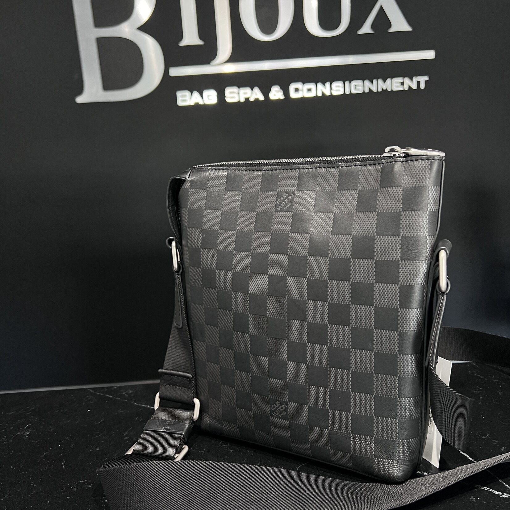 Louis Vuitton SOLD- Louis Vuitton Discovery Messanger