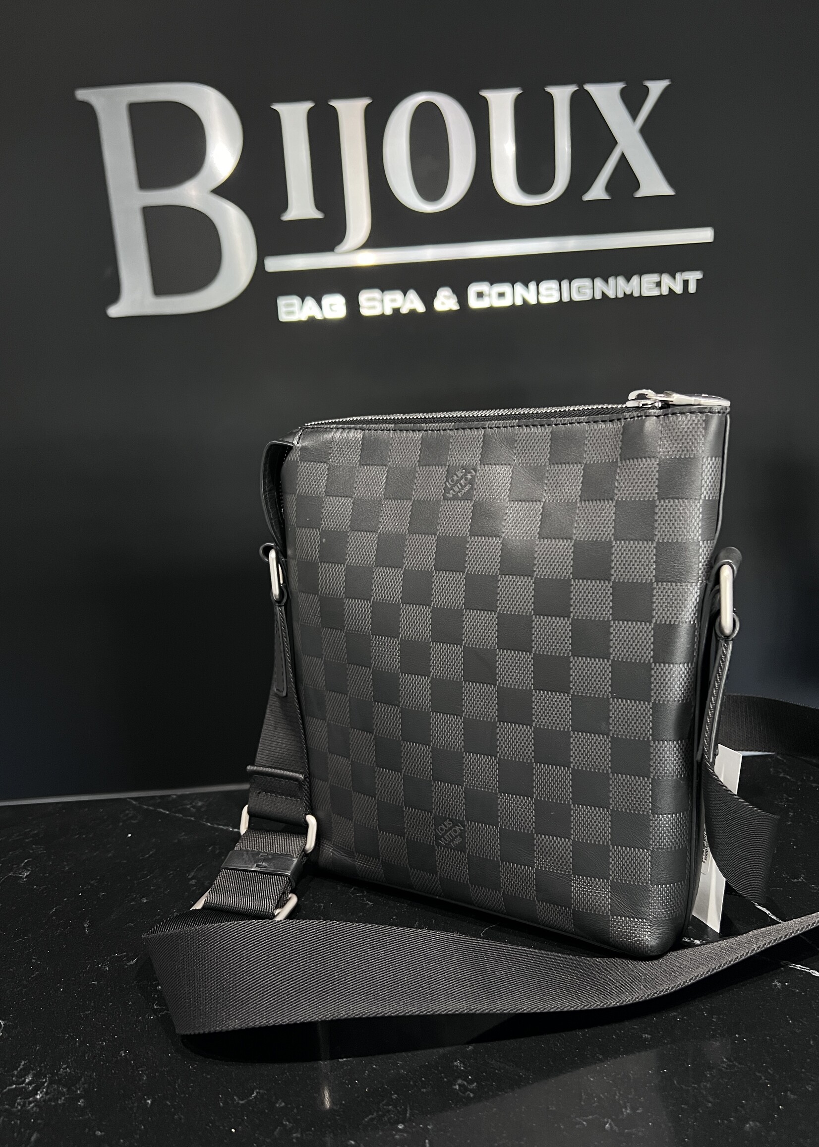 Louis Vuitton SOLD- Louis Vuitton Discovery Messanger