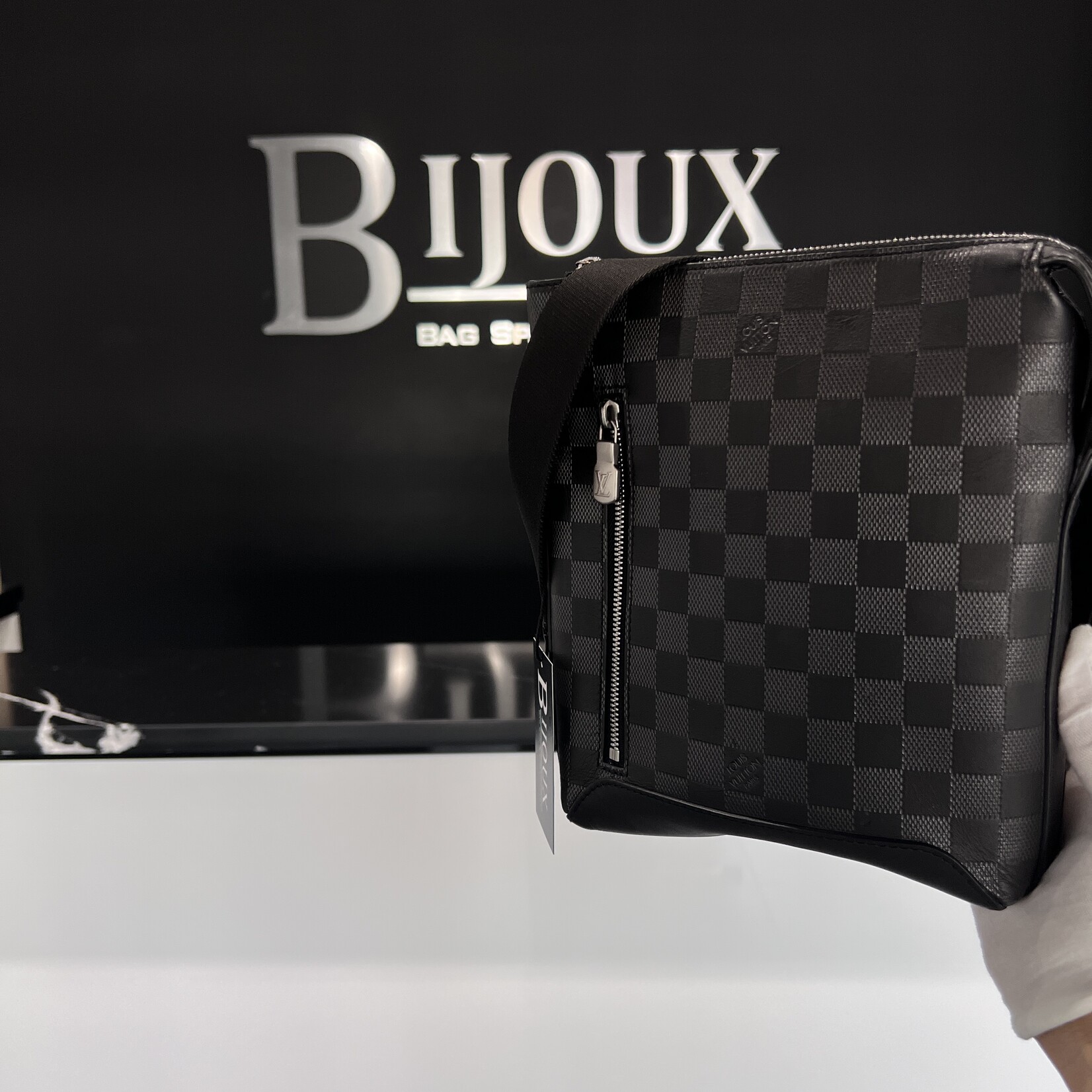 Louis Vuitton SOLD- Louis Vuitton Discovery Messanger