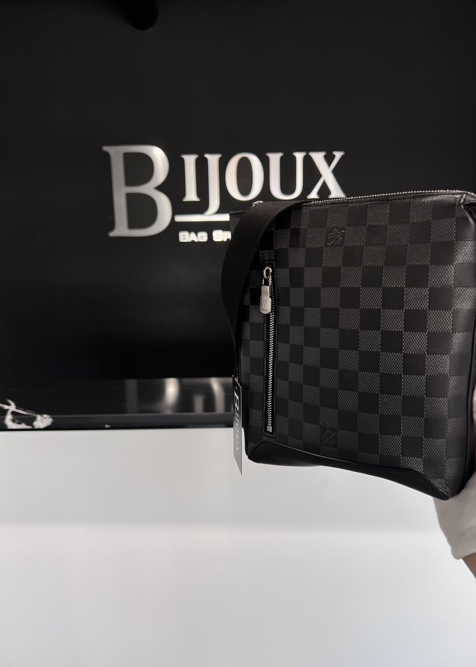 Louis Vuitton SOLD- Louis Vuitton Discovery Messanger