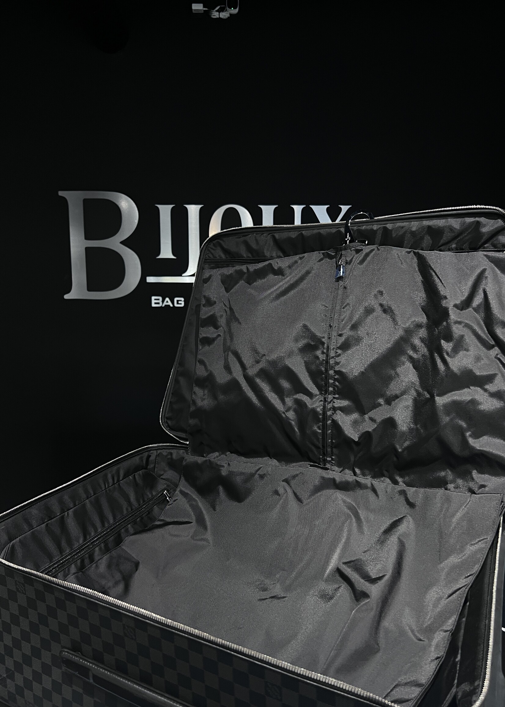 Louis Vuitton Louis Vuitton Pegase Legere 65