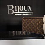 Louis Vuitton SOLD - Louis Vuitton Monogram Neverfull Pochette