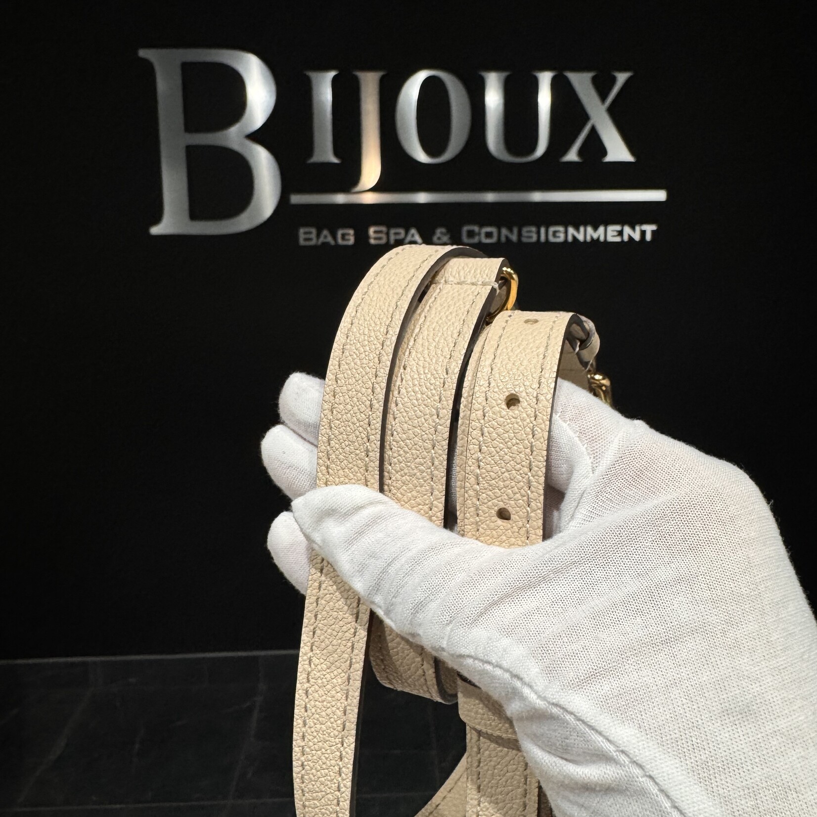 Louis Vuitton SOLD - Louis Vuitton Pochette Metis