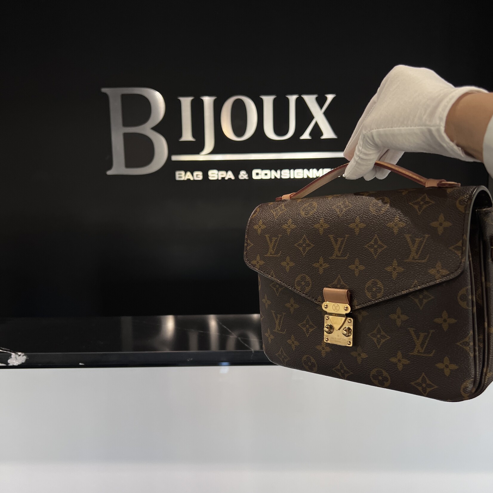 Louis Vuitton Louis Vuitton Pochette Metis