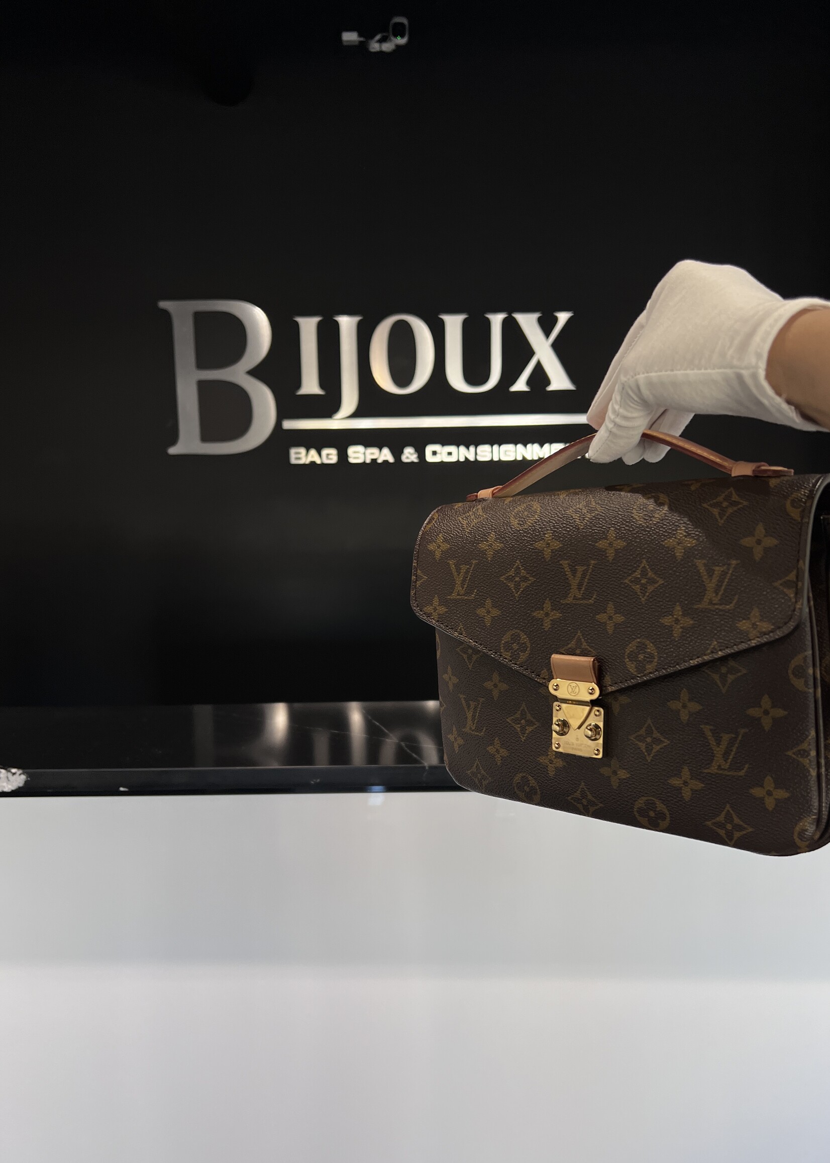 Louis Vuitton Louis Vuitton Pochette Metis