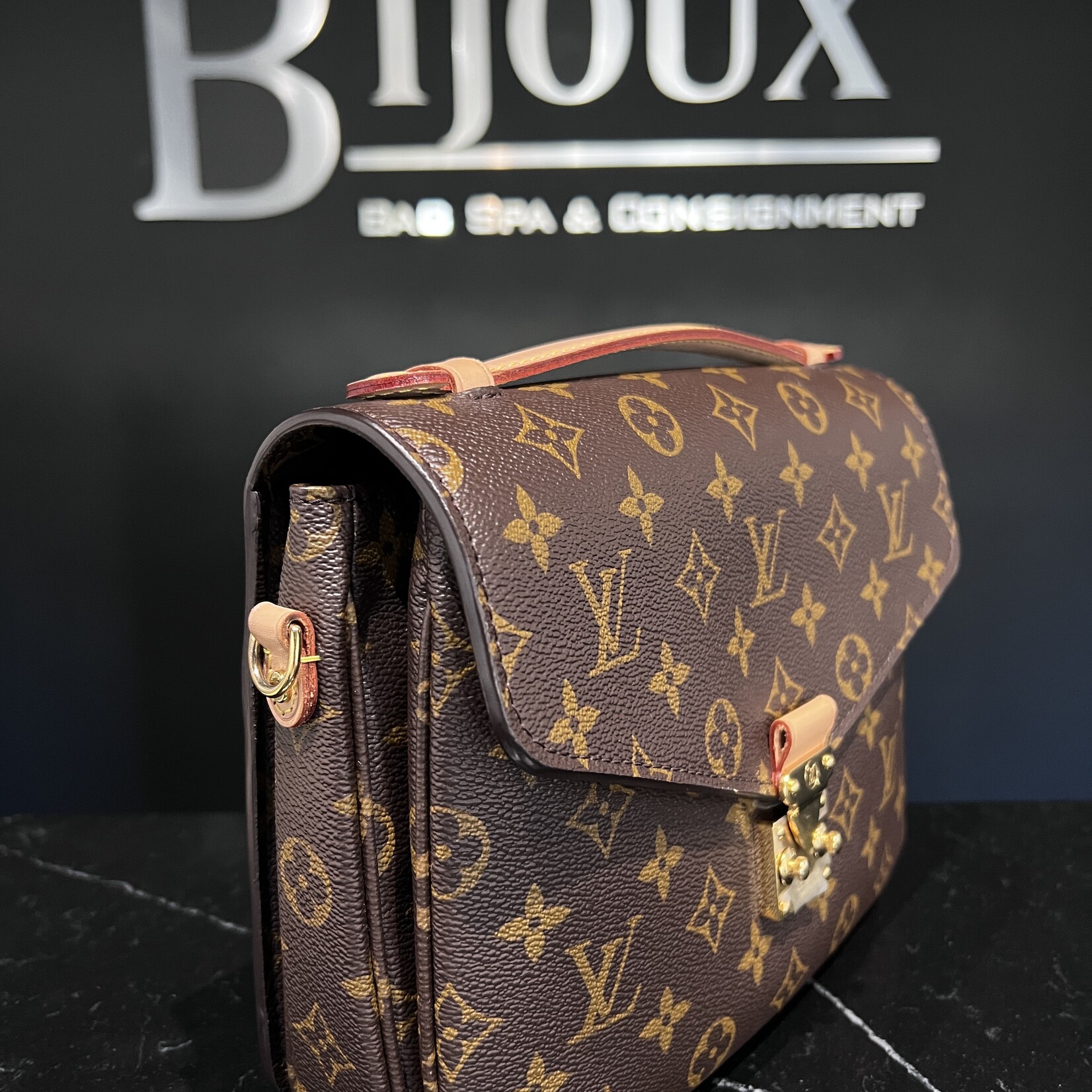 Louis Vuitton Louis Vuitton Pochette Metis