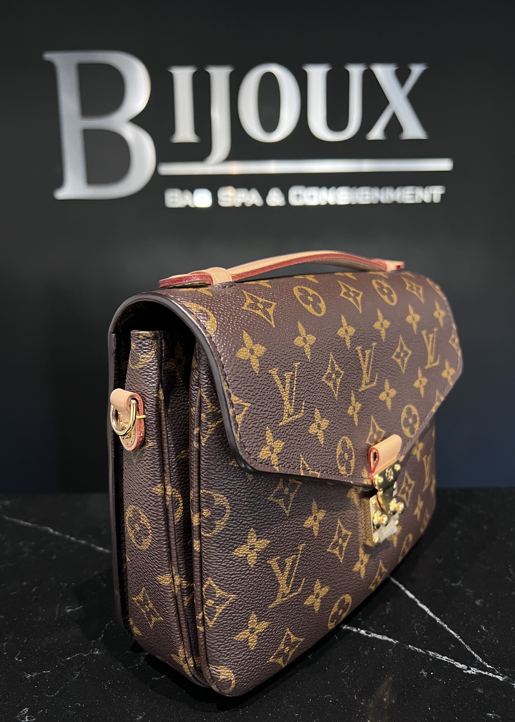 Louis Vuitton Louis Vuitton Pochette Metis
