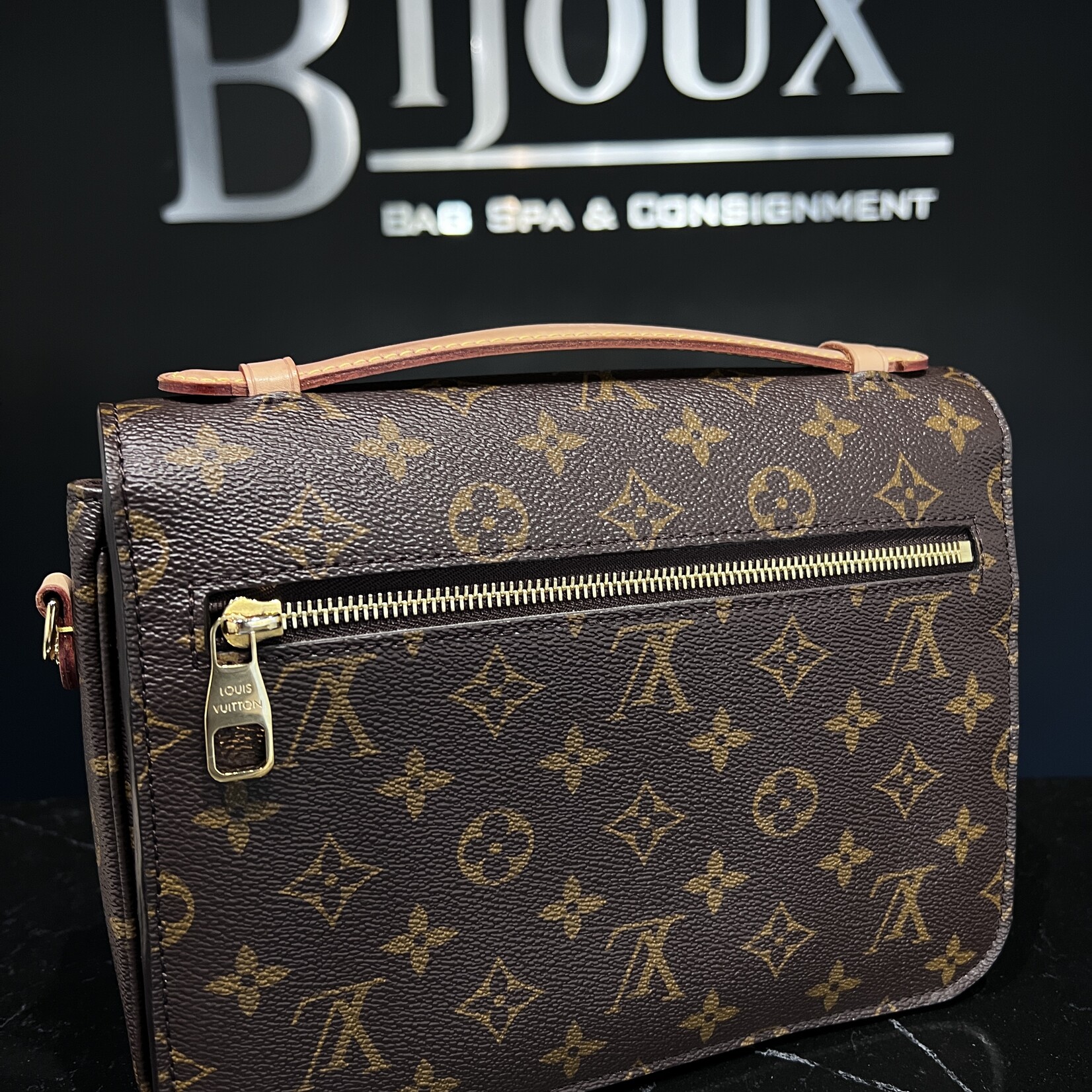 Louis Vuitton Louis Vuitton Pochette Metis
