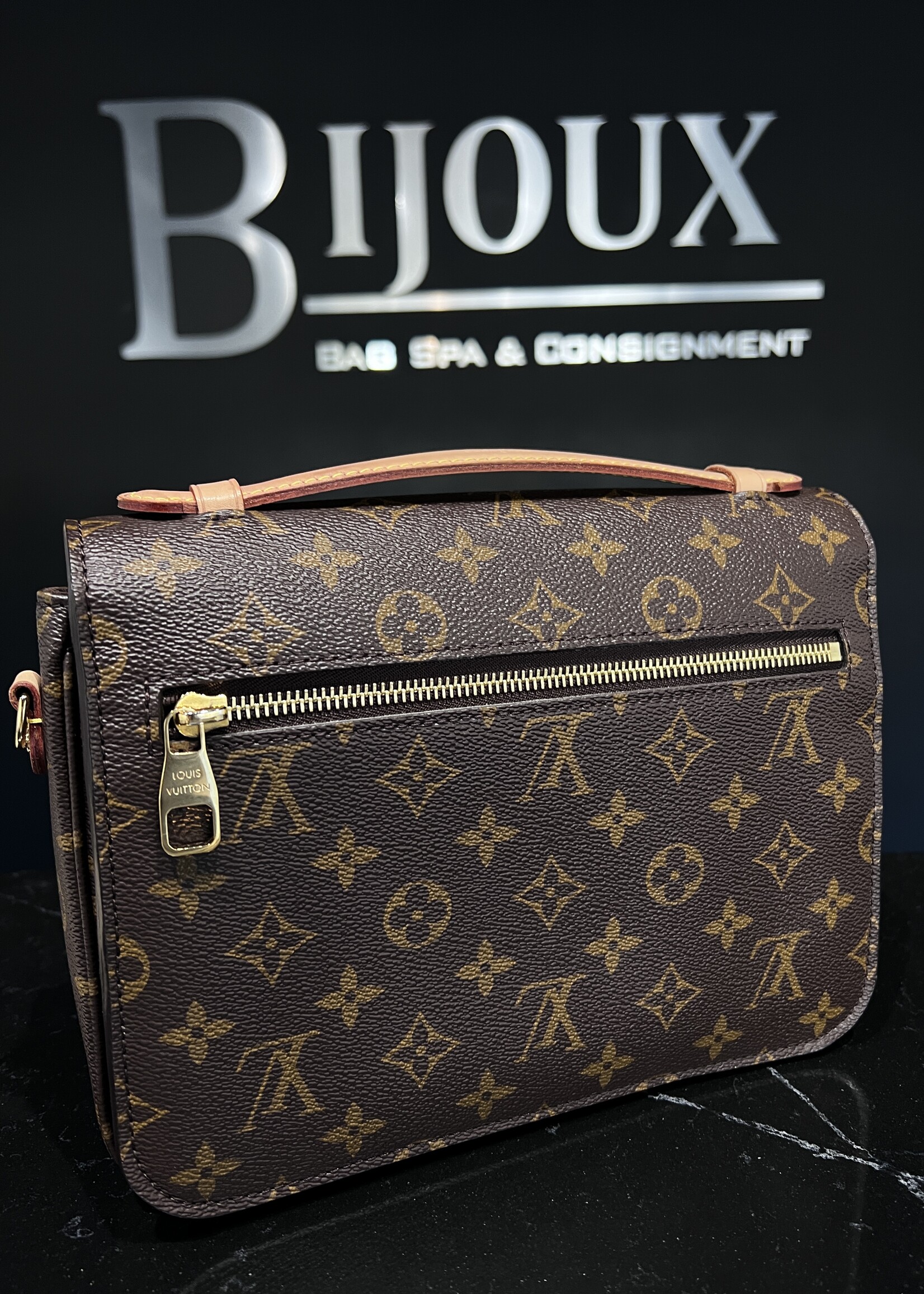 Louis Vuitton Louis Vuitton Pochette Metis