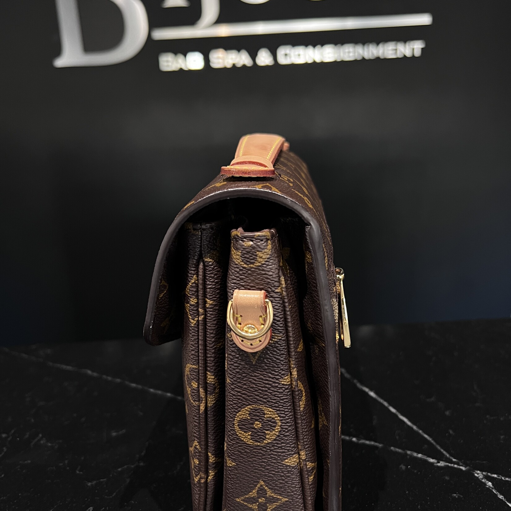 Louis Vuitton Louis Vuitton Pochette Metis