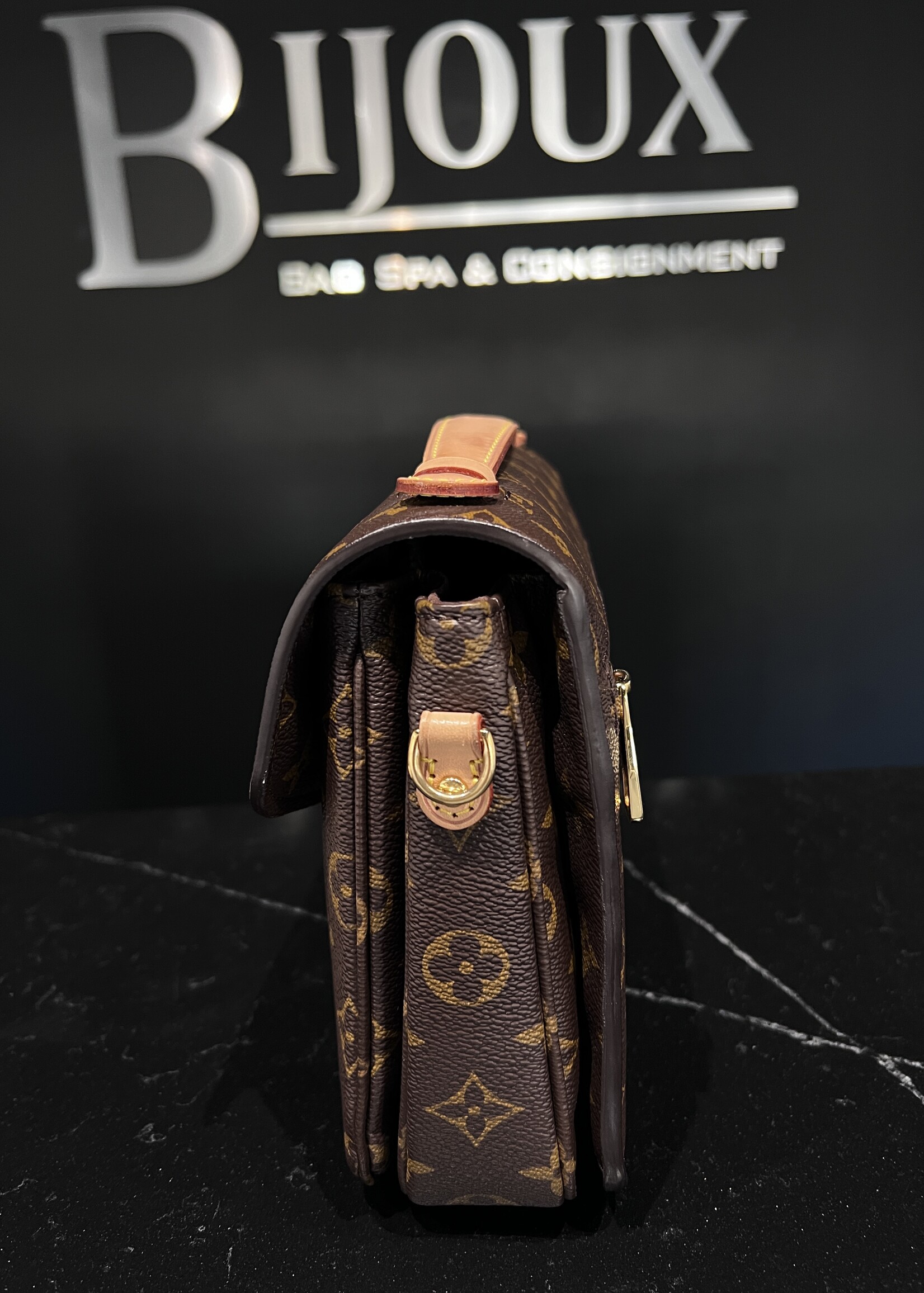 Louis Vuitton Louis Vuitton Pochette Metis