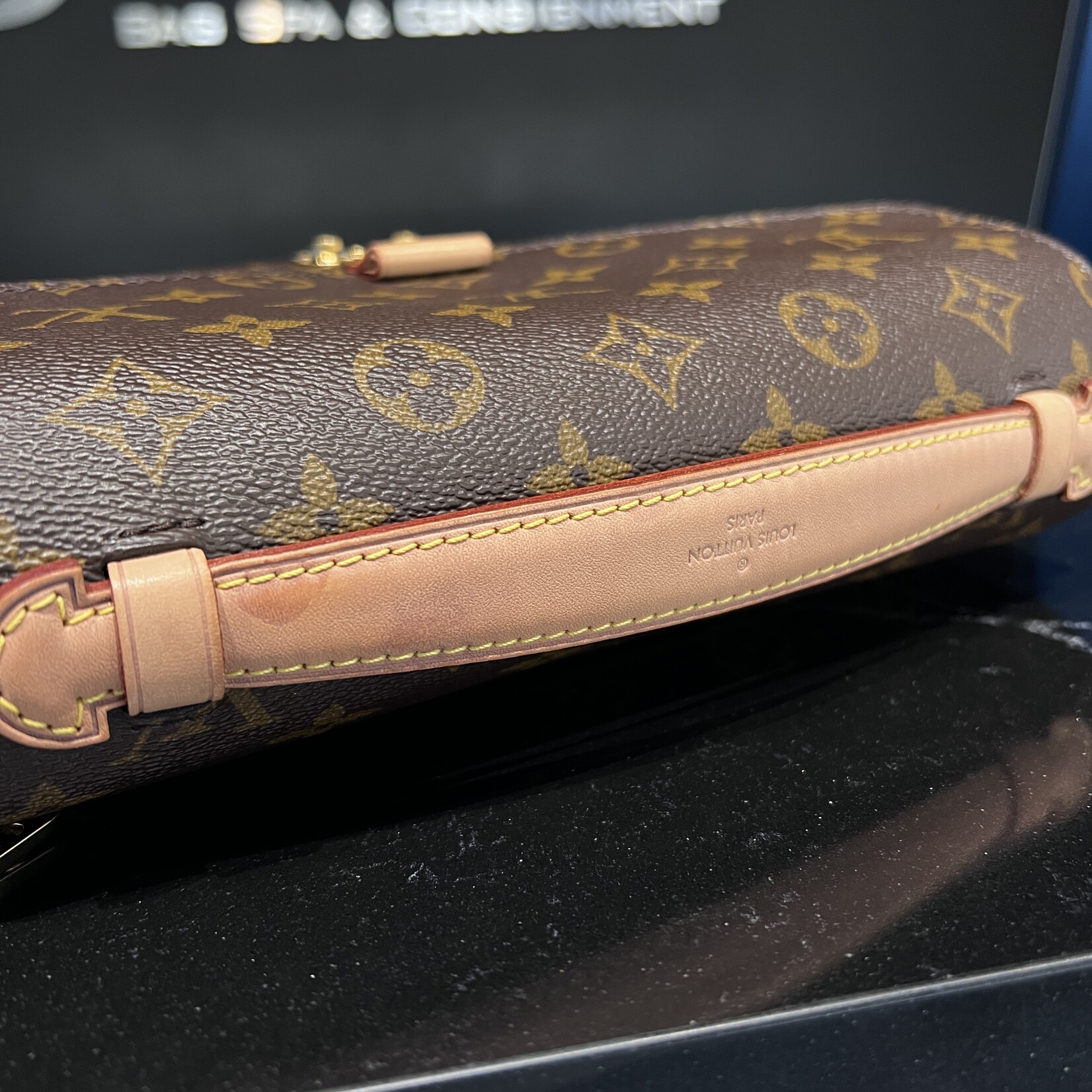 Louis Vuitton Louis Vuitton Pochette Metis