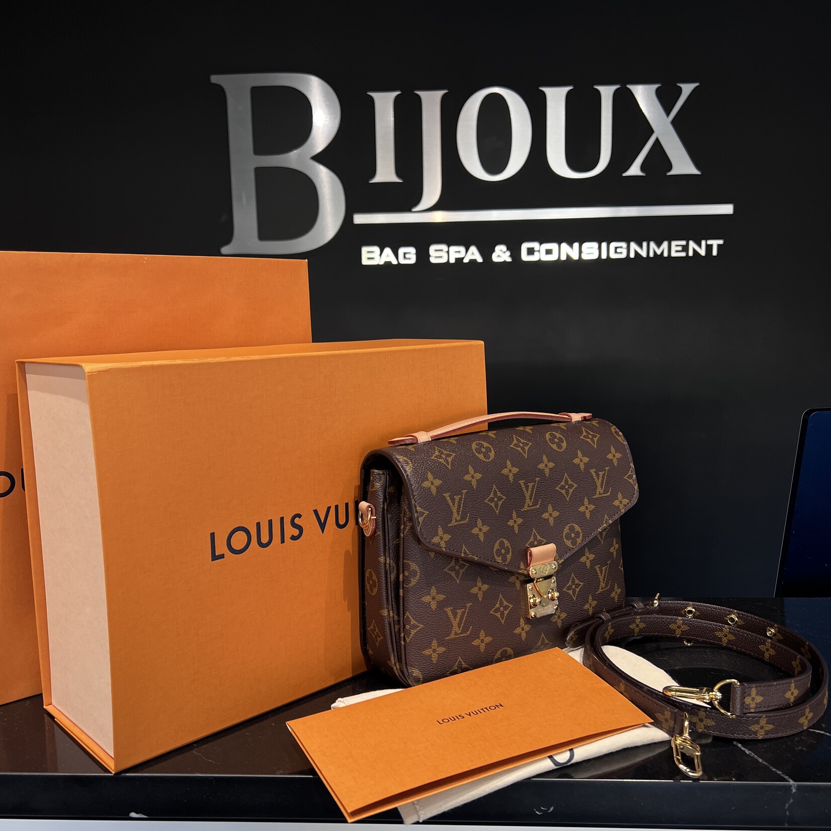 Louis Vuitton Louis Vuitton Pochette Metis