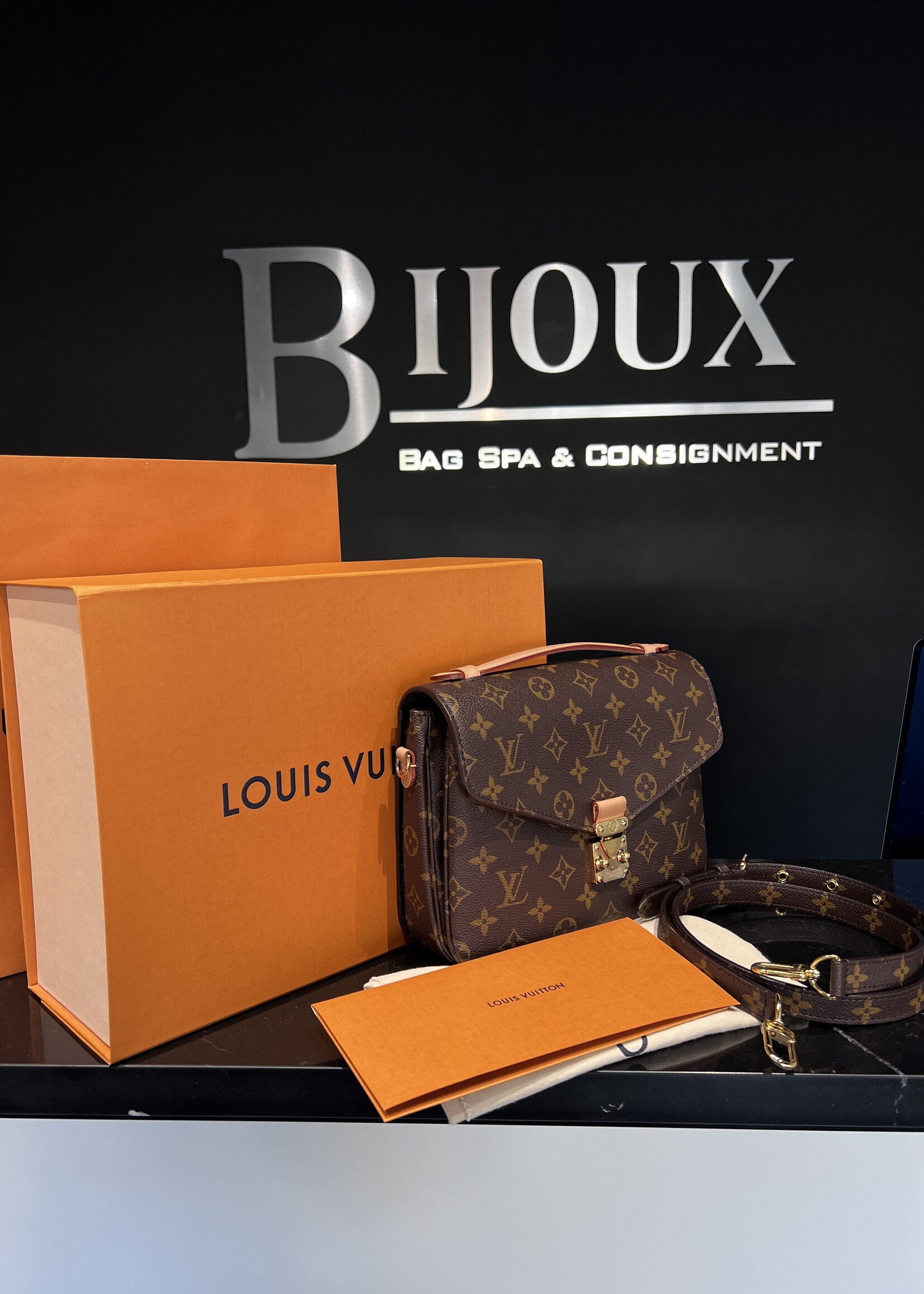 Louis Vuitton Louis Vuitton Pochette Metis