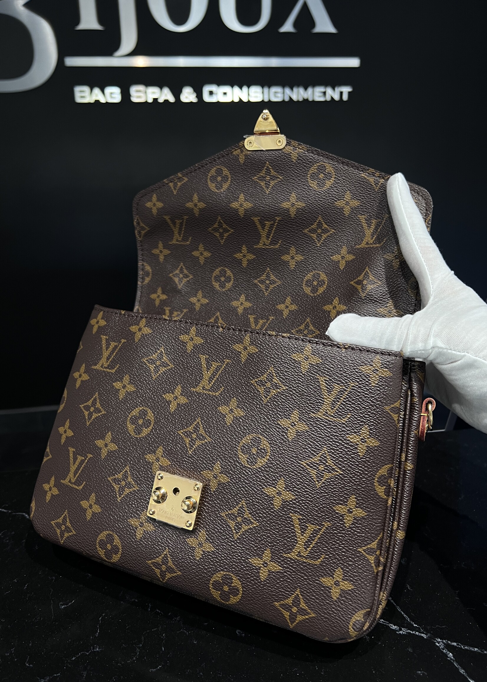 Louis Vuitton Louis Vuitton Pochette Metis