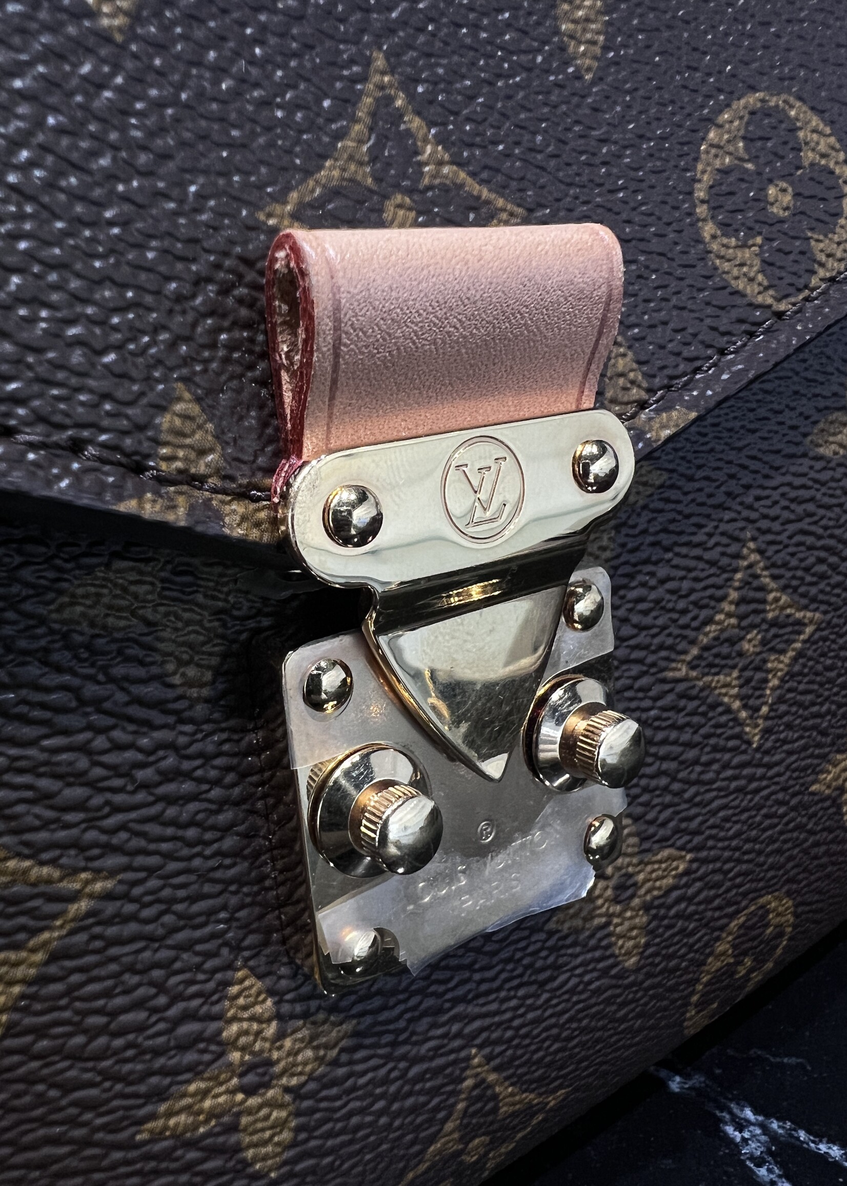 Louis Vuitton Louis Vuitton Pochette Metis