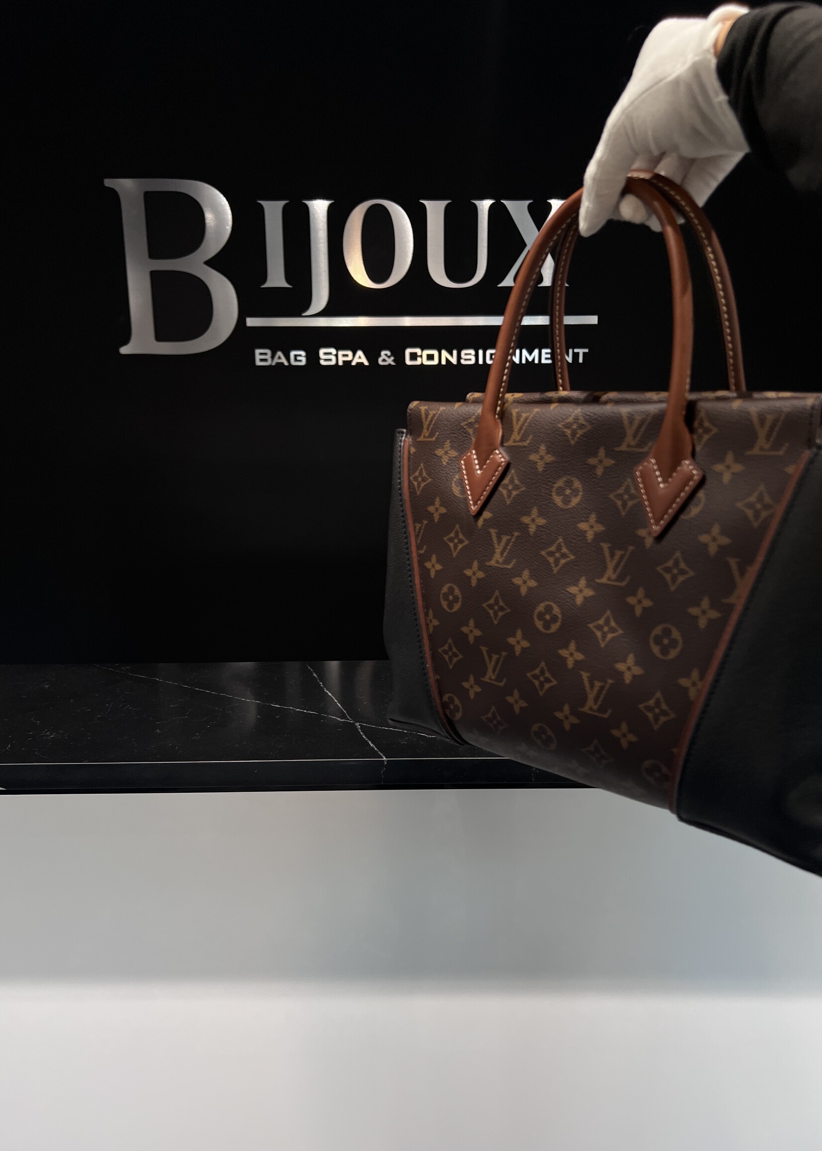 Louis Vuitton Louis Vuitton W Tote