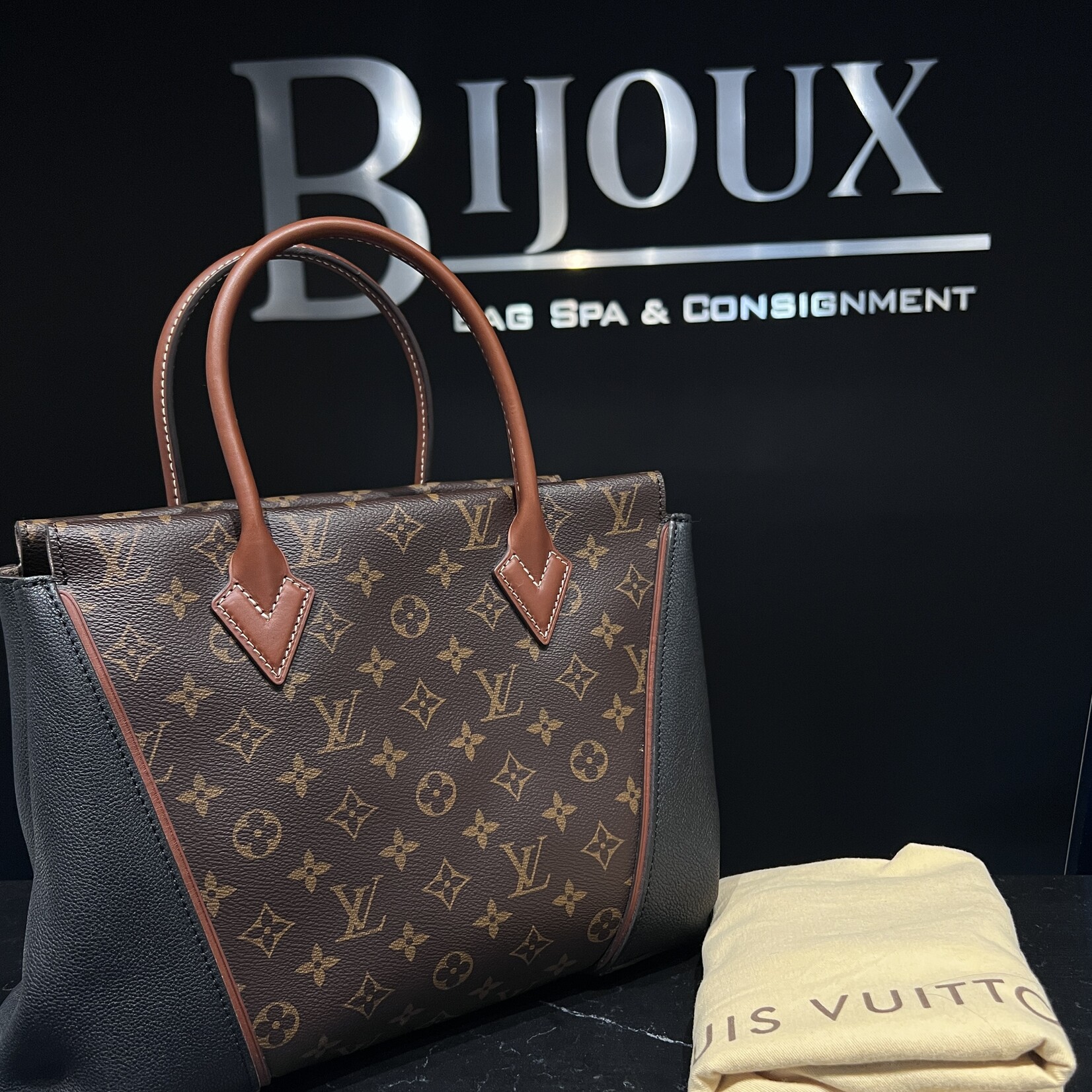 Louis Vuitton Louis Vuitton W Tote