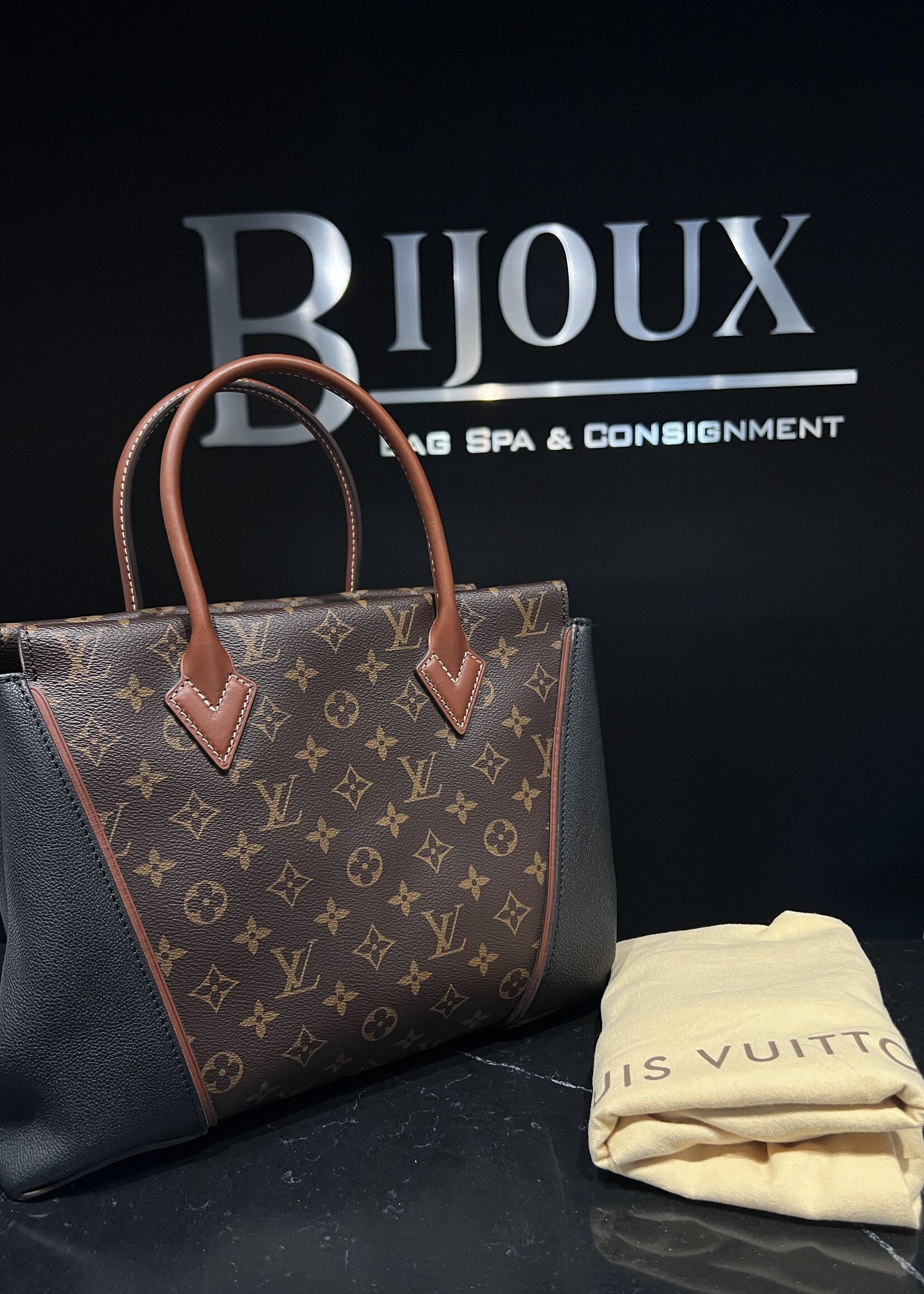 Louis Vuitton Louis Vuitton W Tote