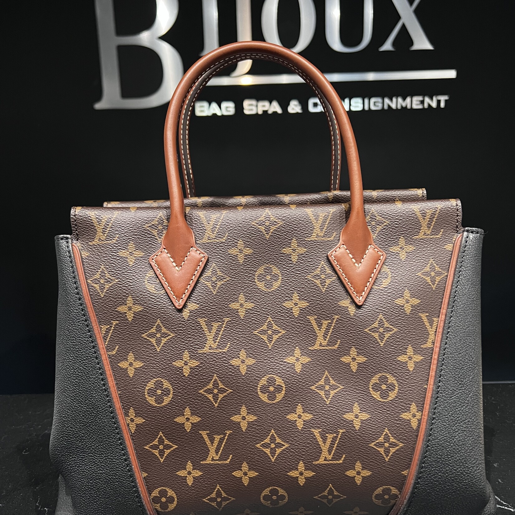 Louis Vuitton Louis Vuitton W Tote