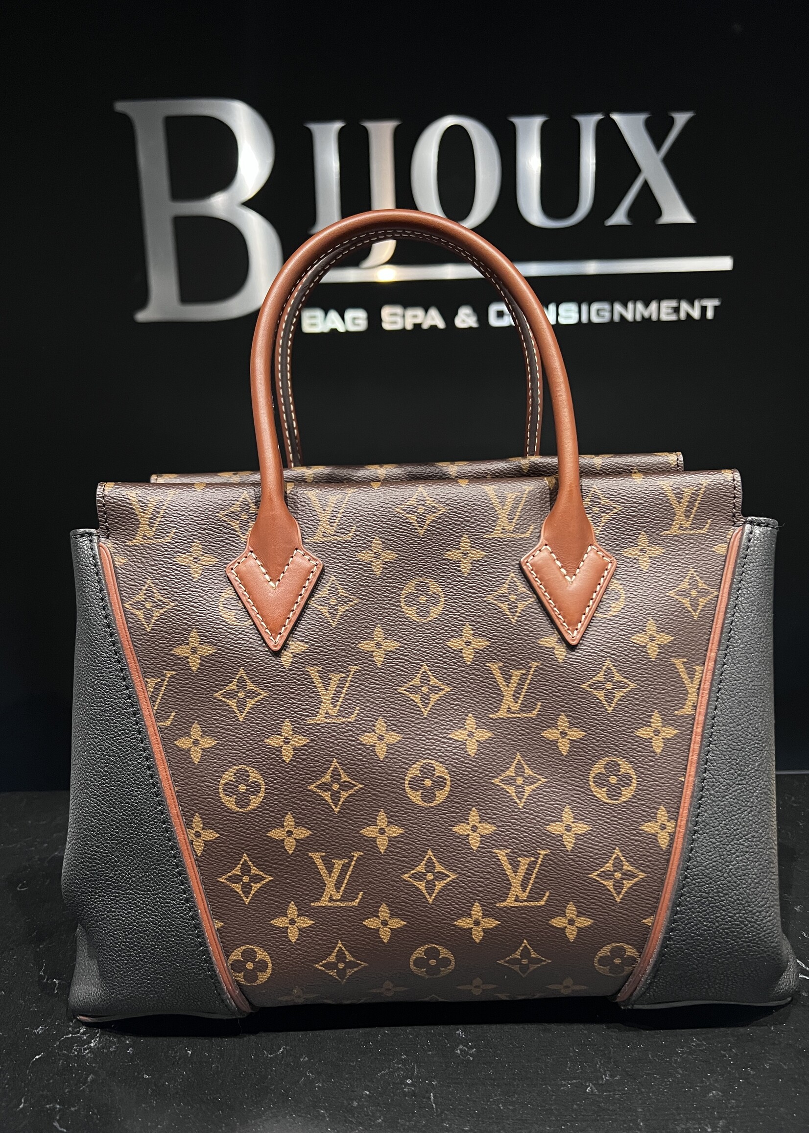 Louis Vuitton Louis Vuitton W Tote
