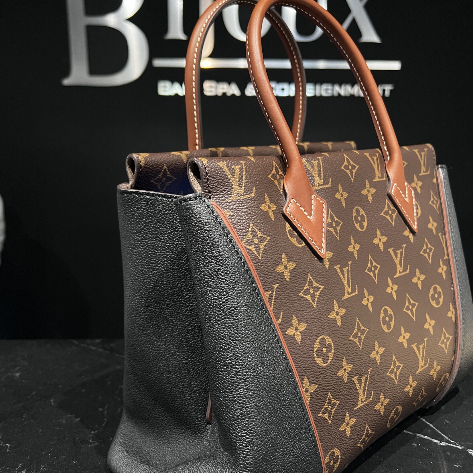 Louis Vuitton Louis Vuitton W Tote