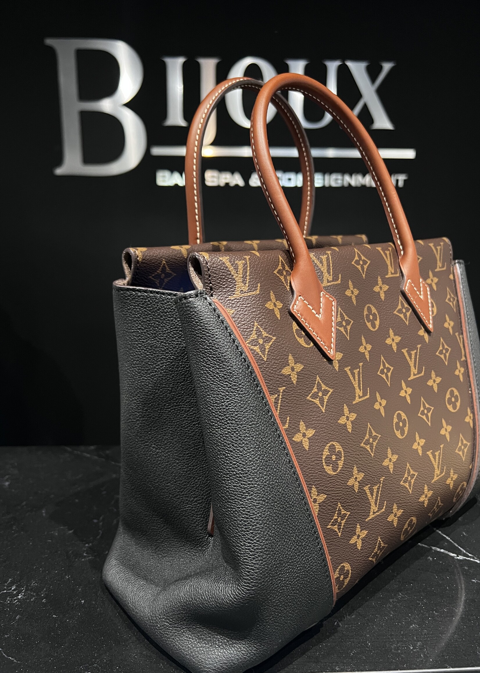 Louis Vuitton Louis Vuitton W Tote