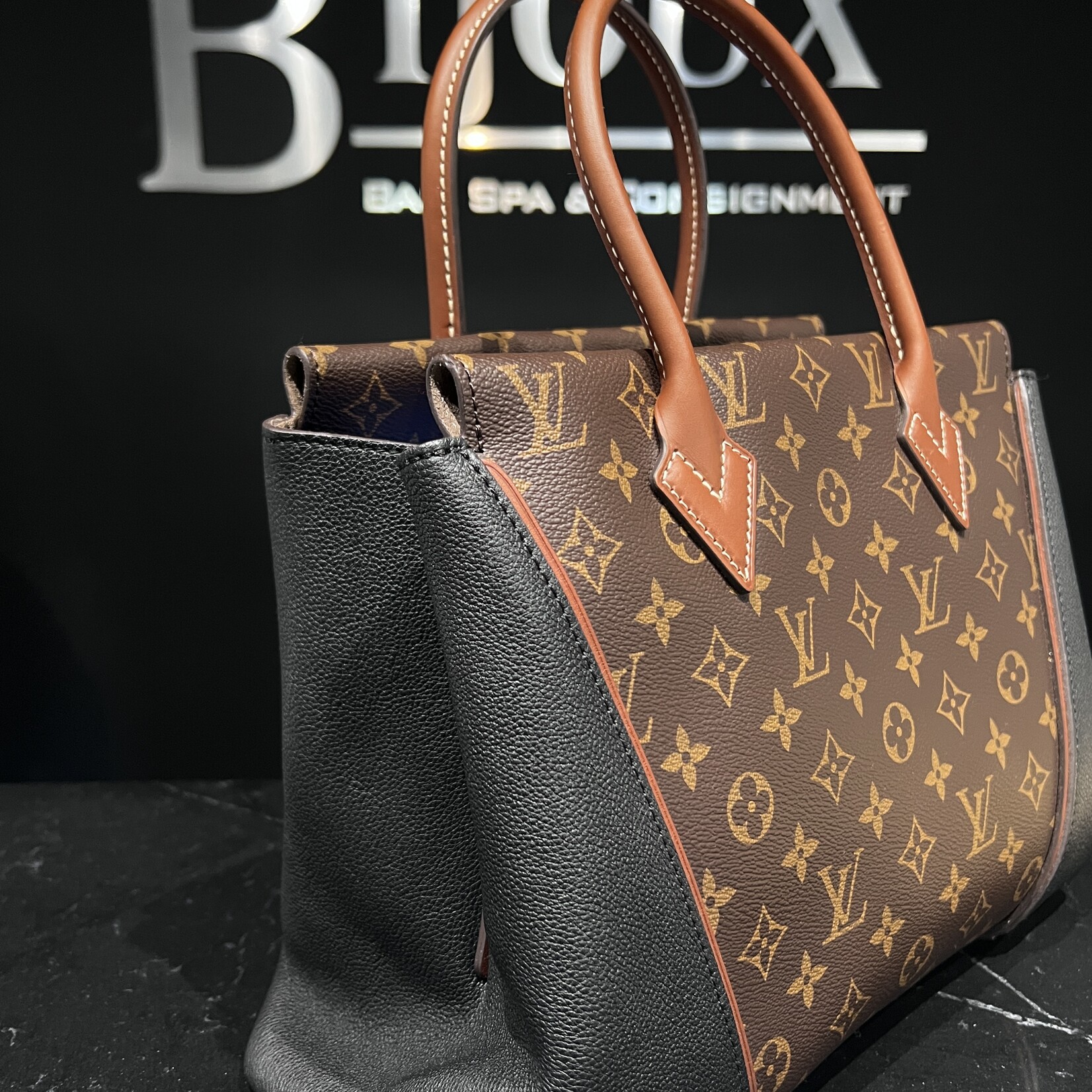 Louis Vuitton Louis Vuitton W Tote