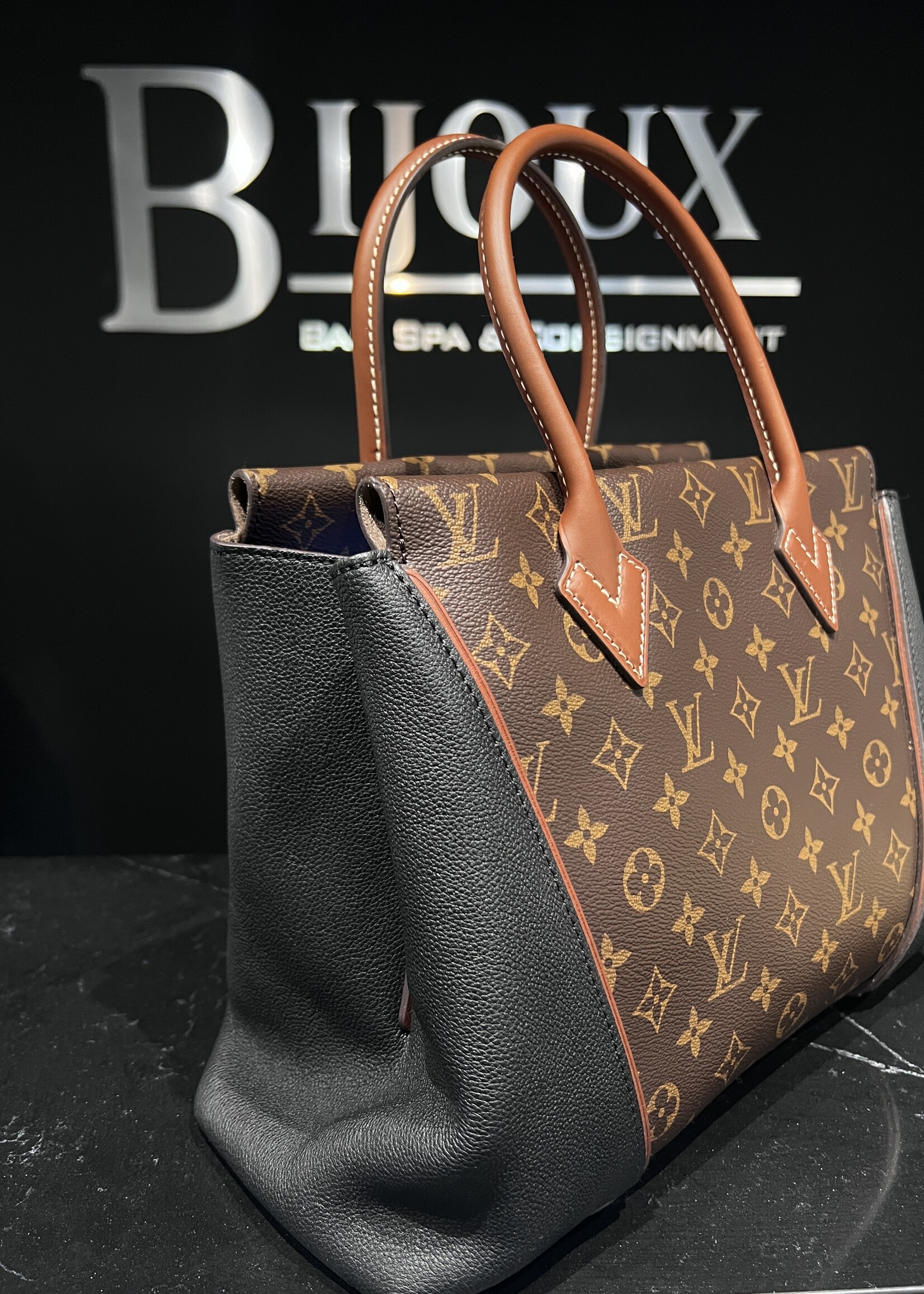 Louis Vuitton Louis Vuitton W Tote