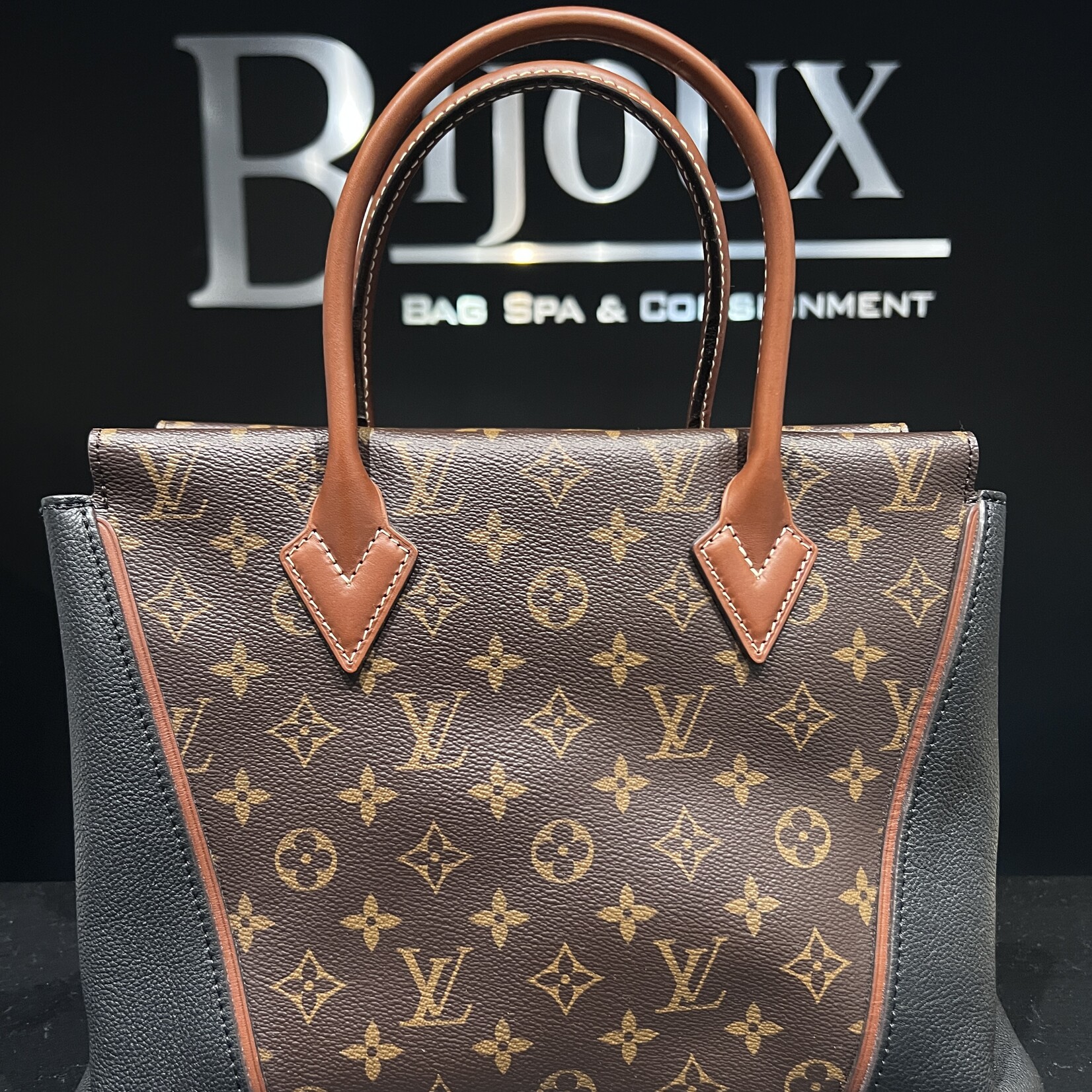 Louis Vuitton Louis Vuitton W Tote
