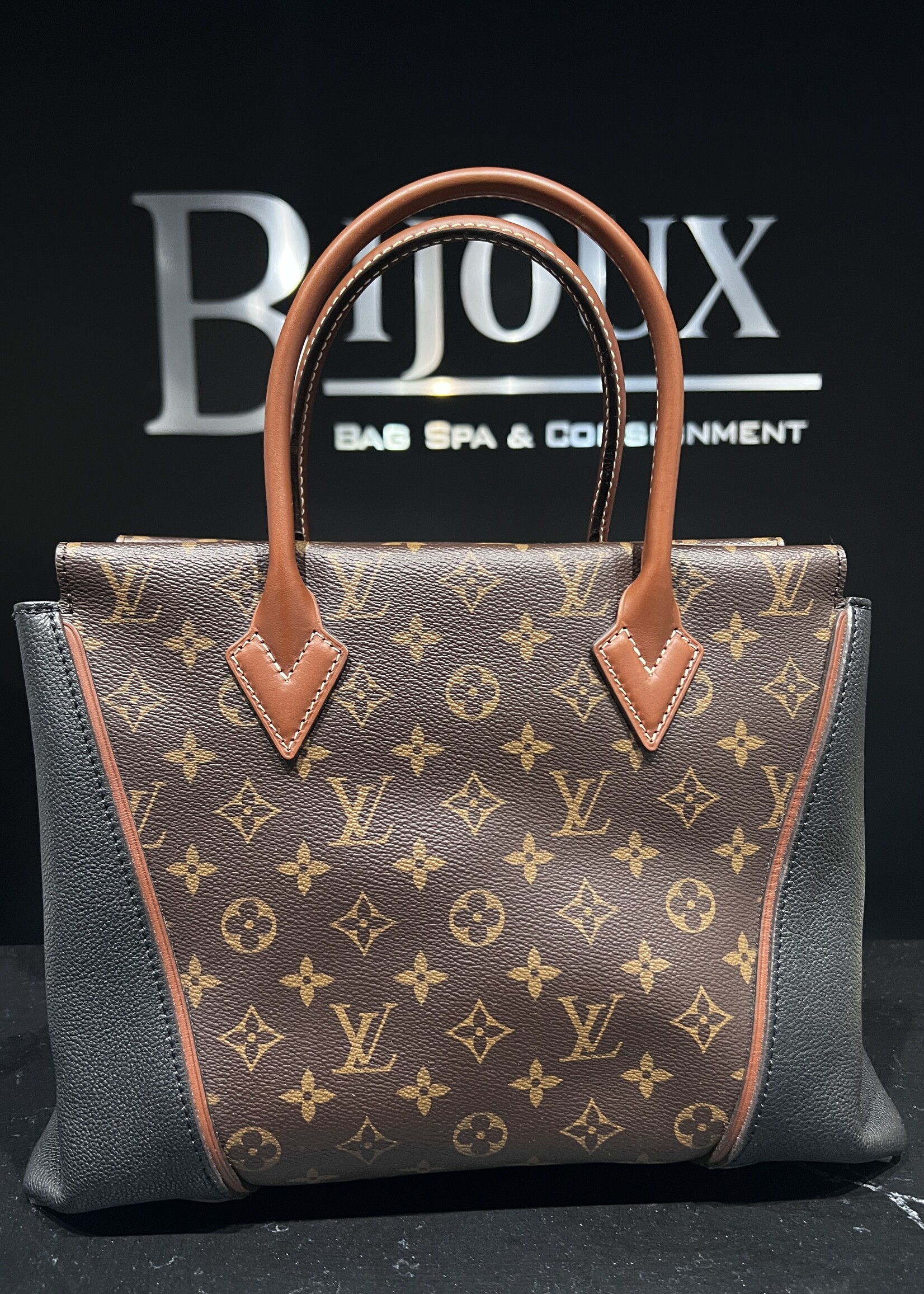 Louis Vuitton Louis Vuitton W Tote