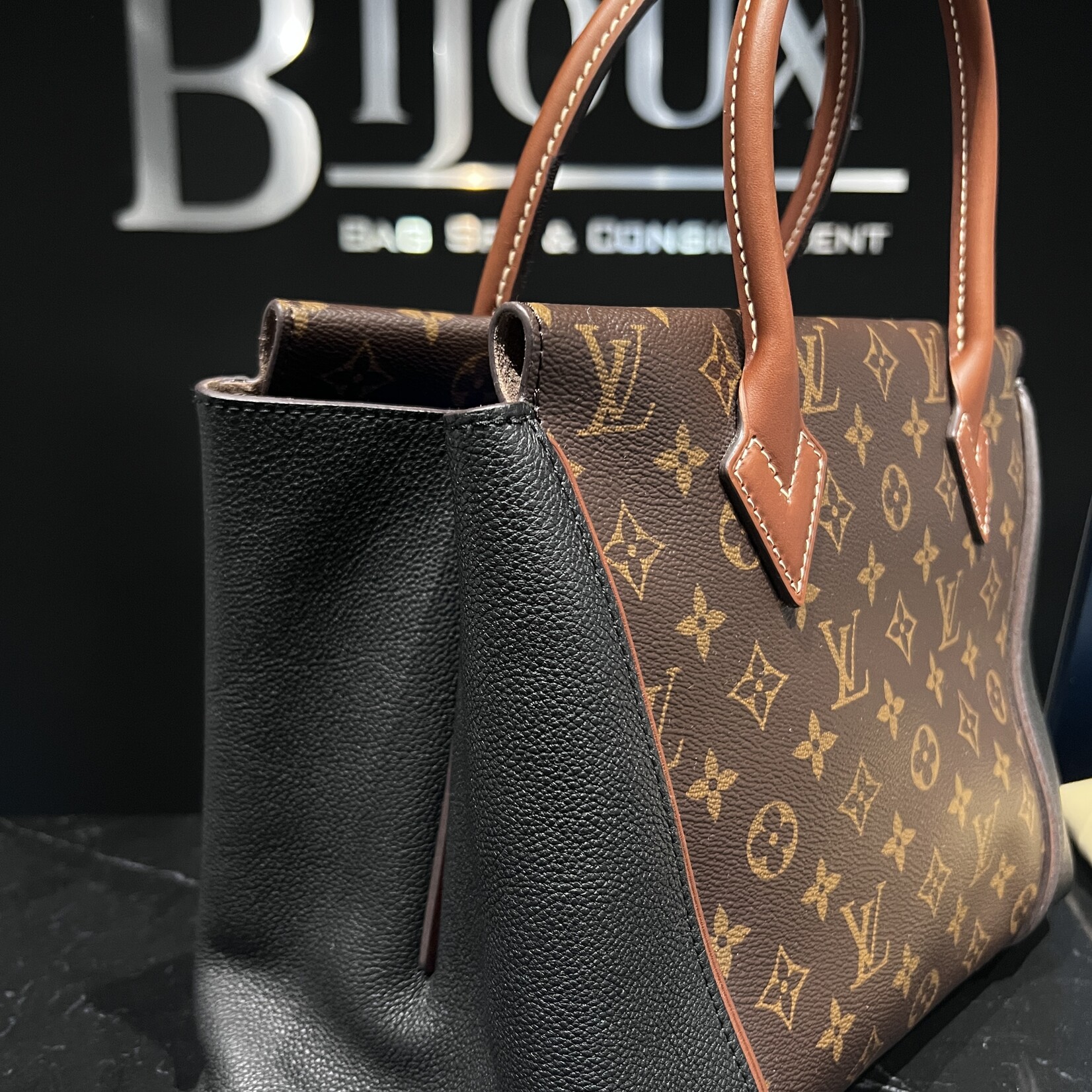 Louis Vuitton Louis Vuitton W Tote