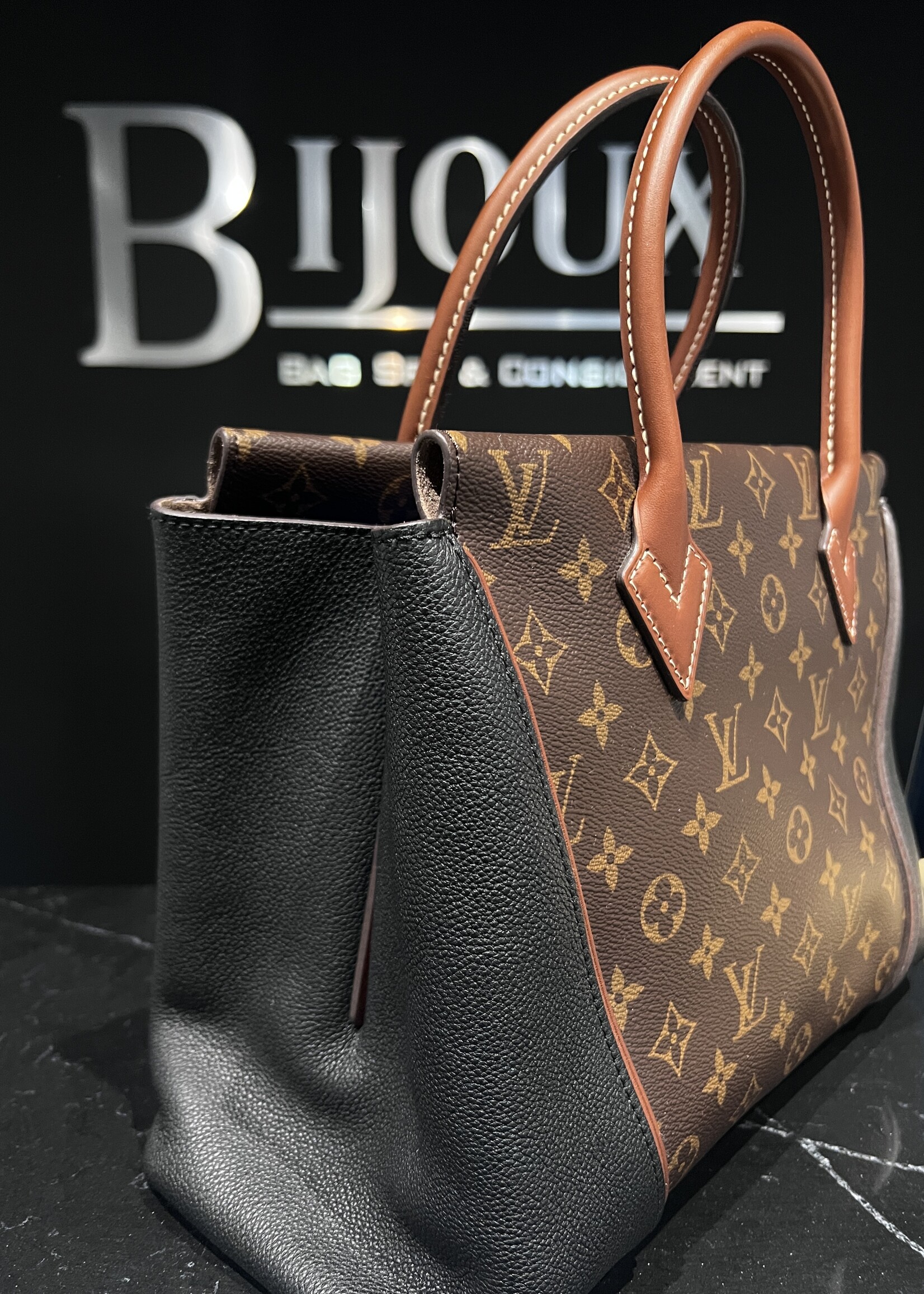 Louis Vuitton Louis Vuitton W Tote