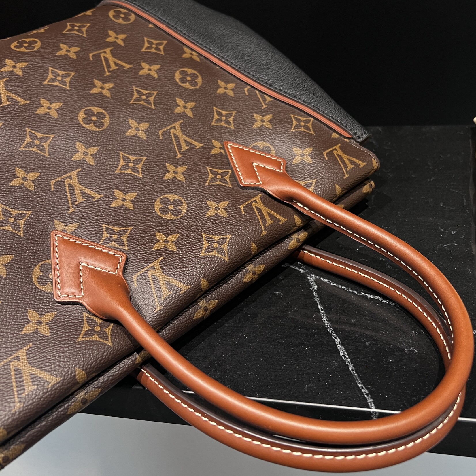 Louis Vuitton Louis Vuitton W Tote