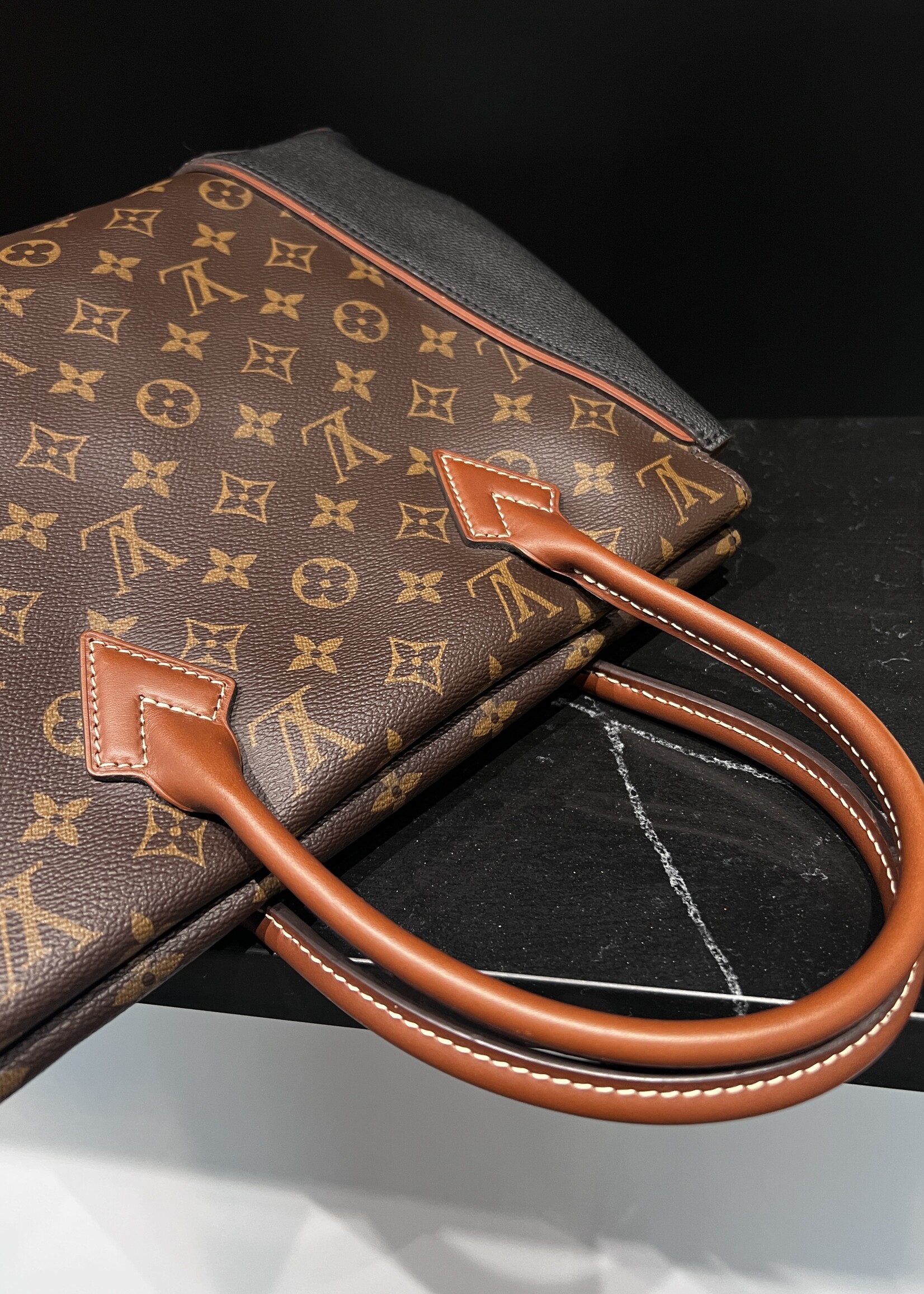 Louis Vuitton Louis Vuitton W Tote