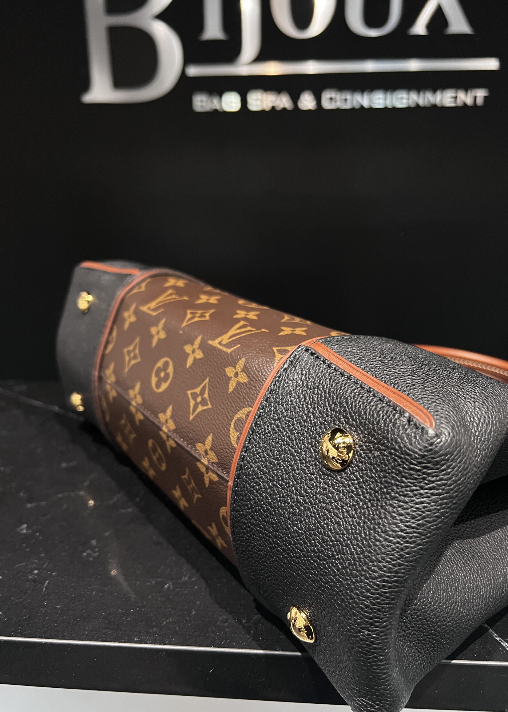 Louis Vuitton Louis Vuitton W Tote