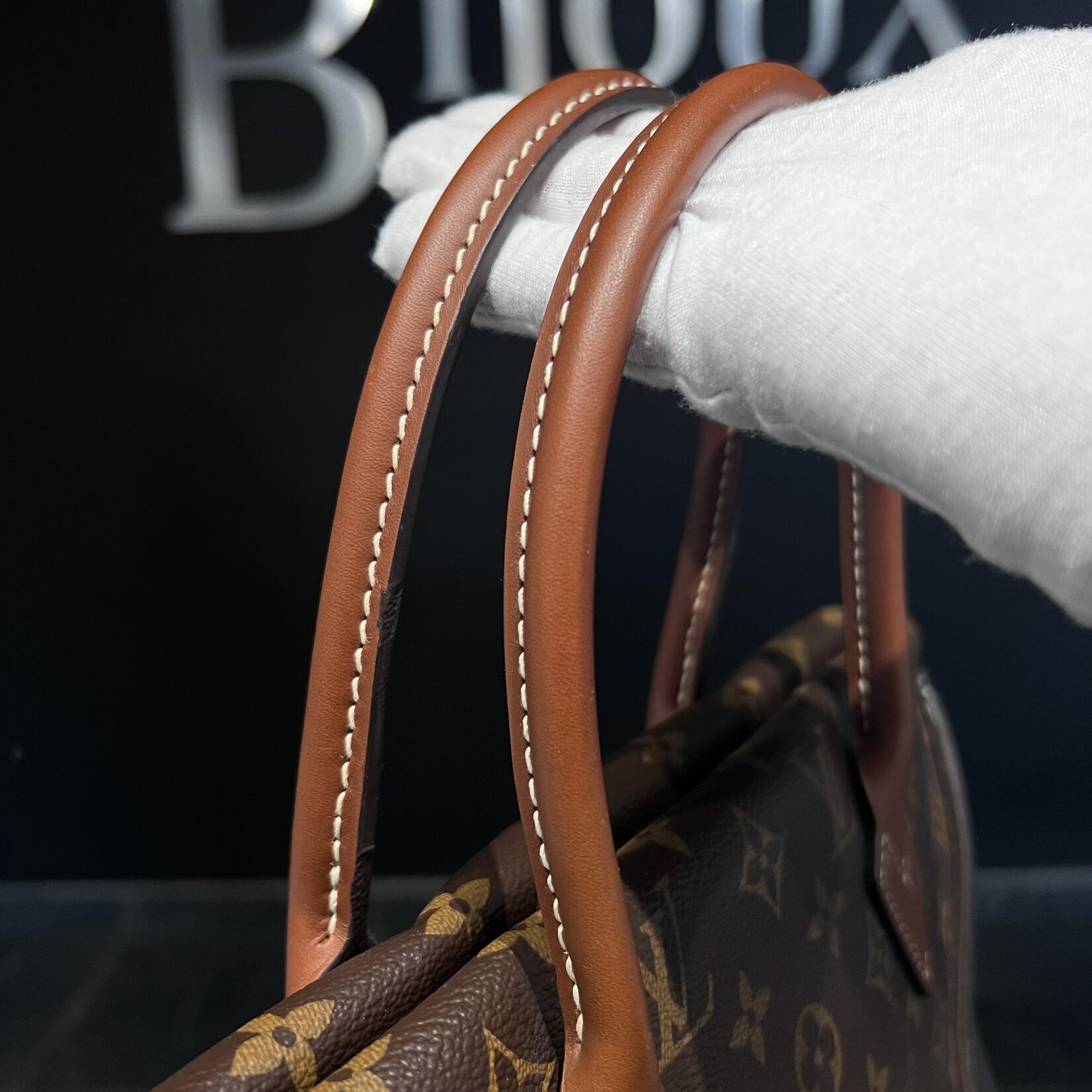 Louis Vuitton Louis Vuitton W Tote