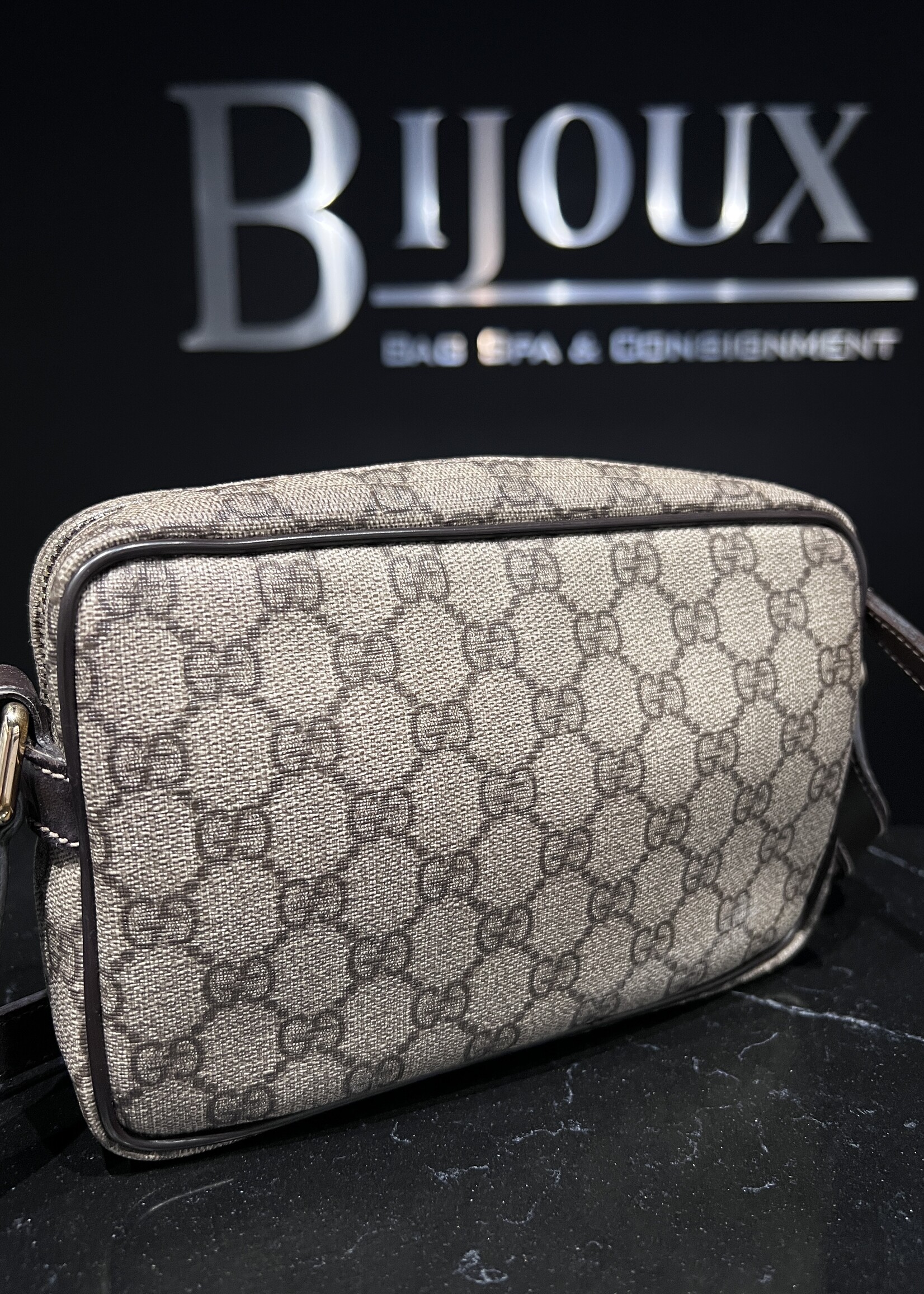 Gucci SOLD - Gucci Supreme Camera Bag