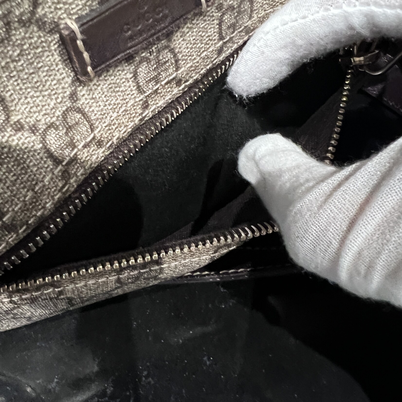 Gucci SOLD - Gucci Supreme Camera Bag