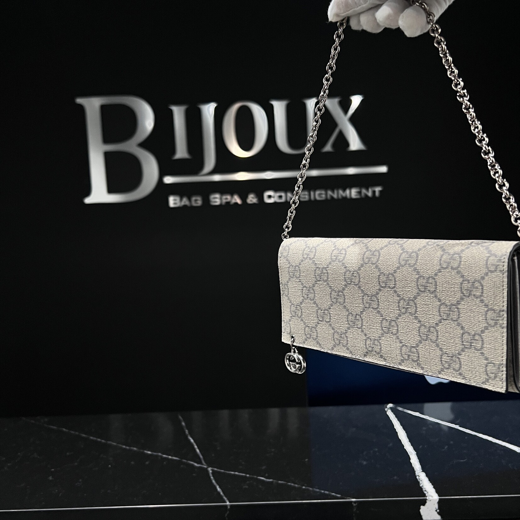 Gucci SOLD - Gucci Pierce GG Supreme Wallet On Chain