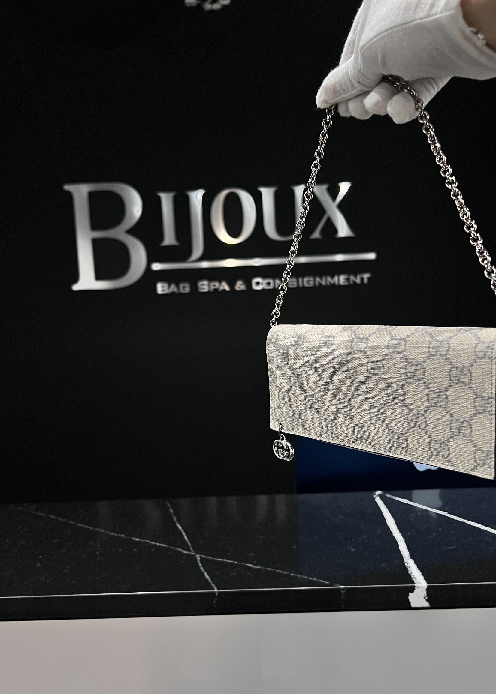 Gucci SOLD - Gucci Pierce GG Supreme Wallet On Chain