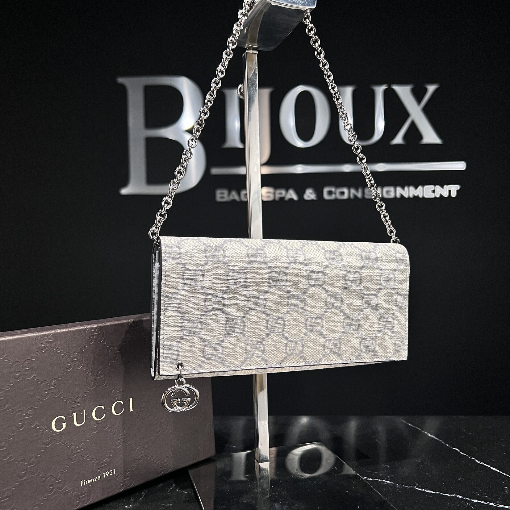 Gucci SOLD - Gucci Pierce GG Supreme Wallet On Chain