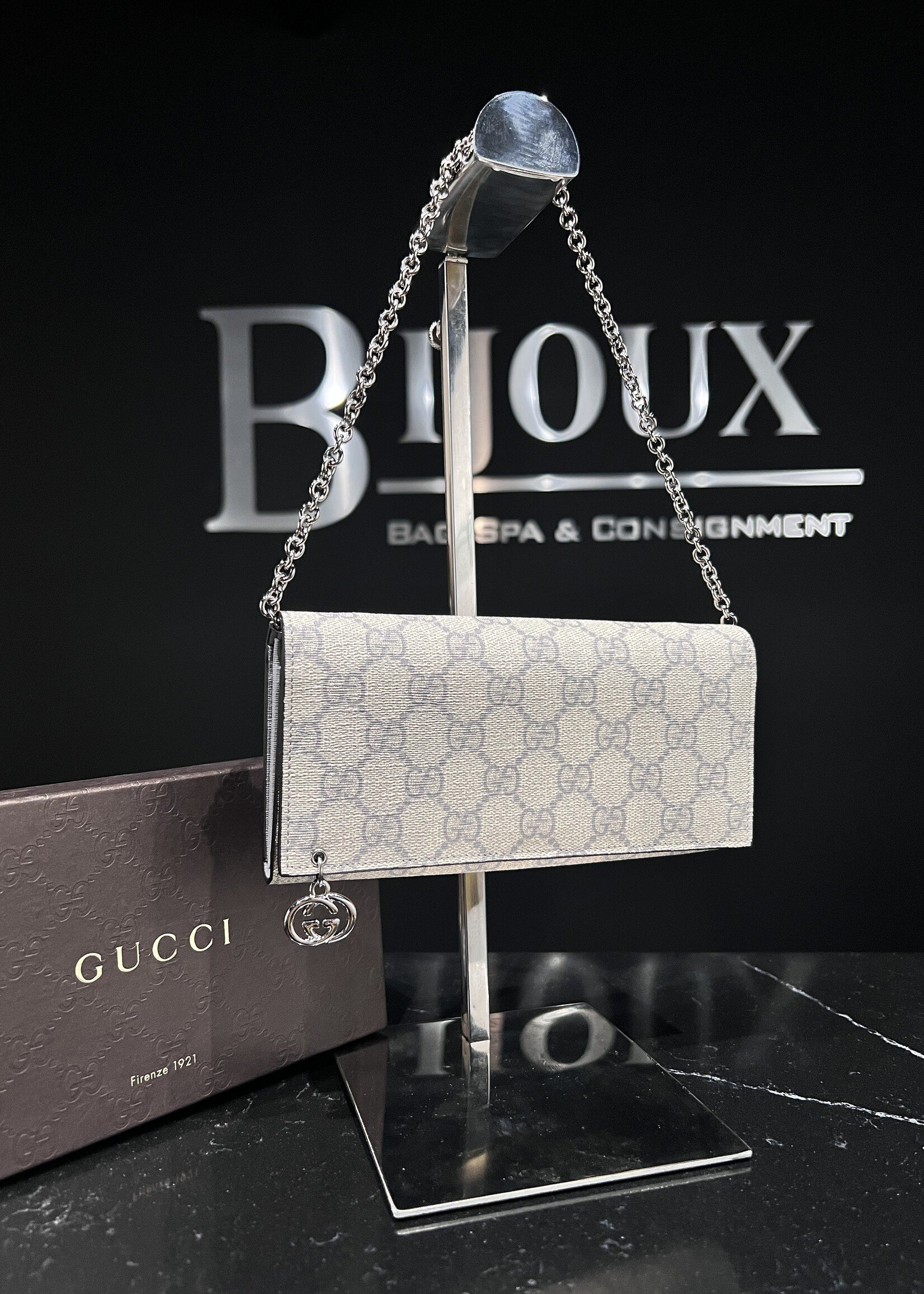 Gucci SOLD - Gucci Pierce GG Supreme Wallet On Chain